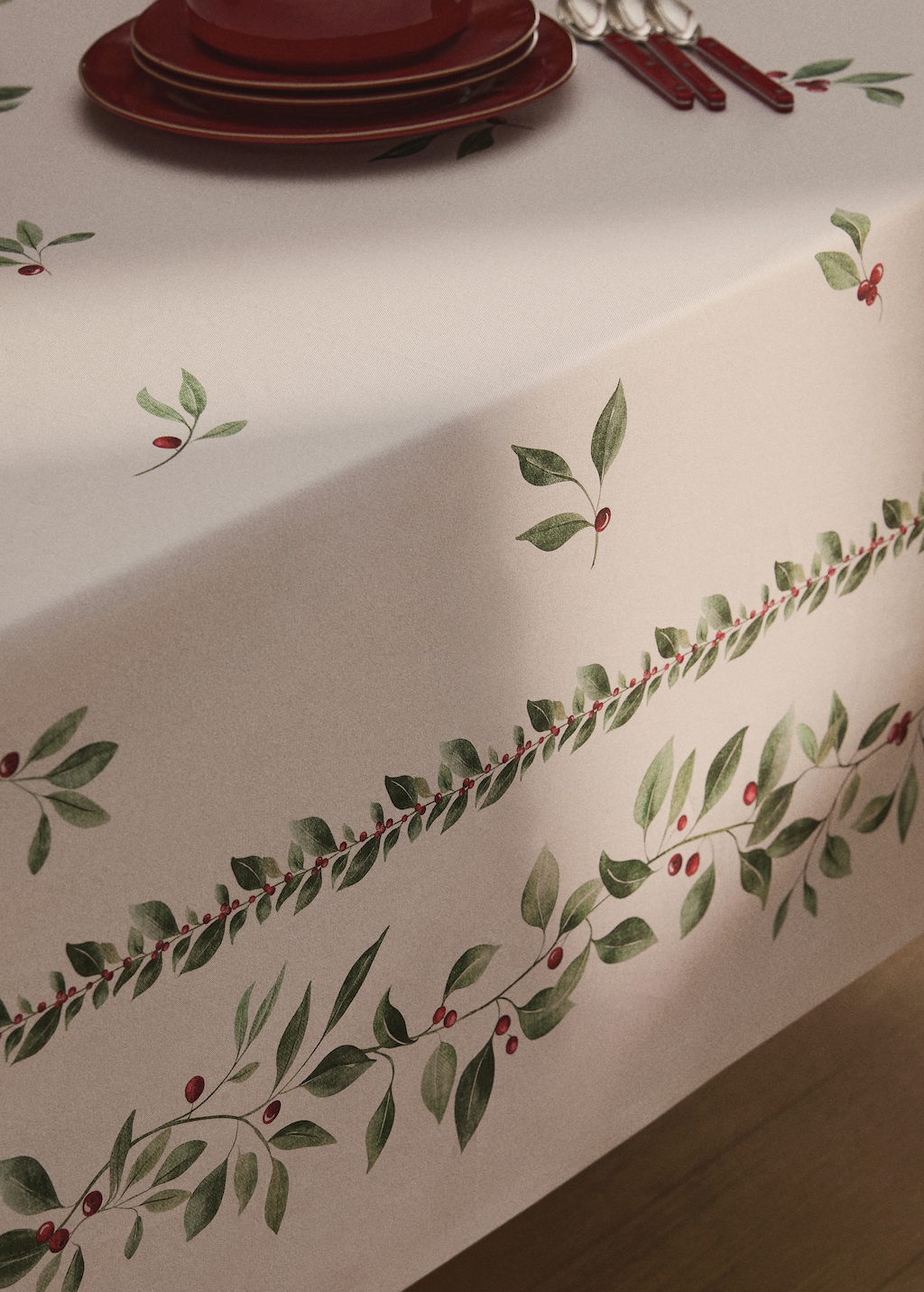 Holly-print cotton tablecloth for 2 to 4 diners