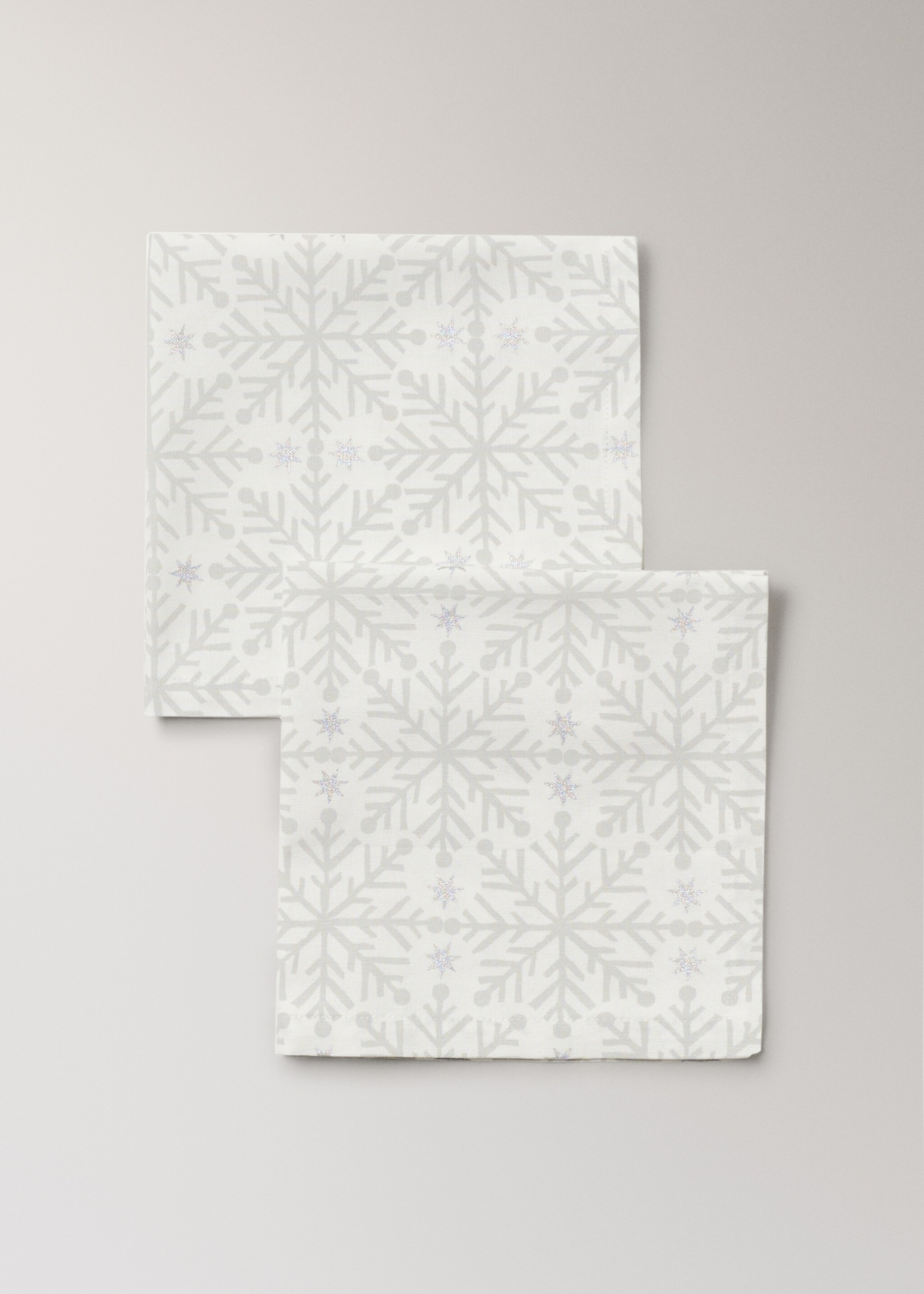 Napkins printed with Christmas motifs and snowflakes - Details of the article 1, Silver. Ref: 17027798-00.
