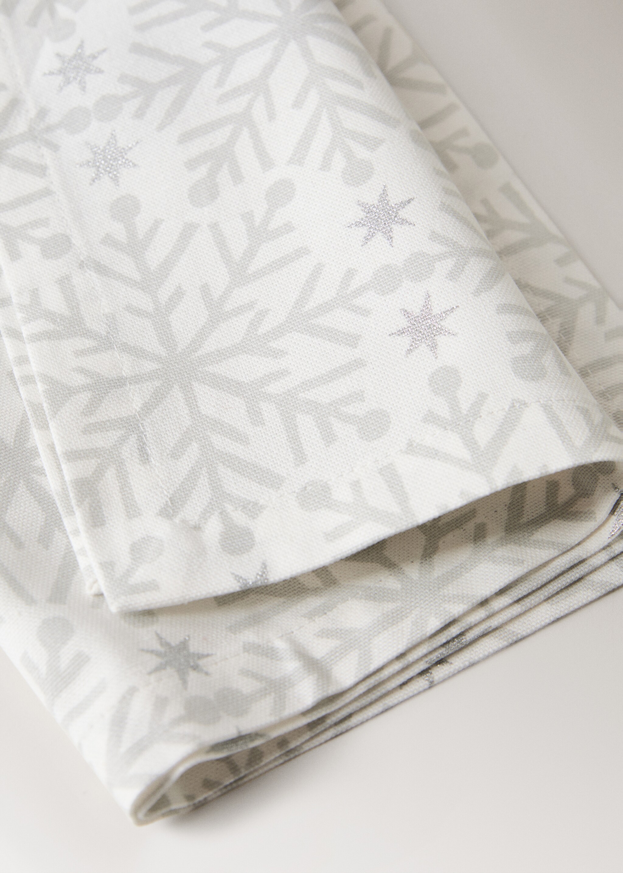 Napkins printed with Christmas motifs and snowflakes - Details of the article 2, Silver. Ref: 17027798-00.