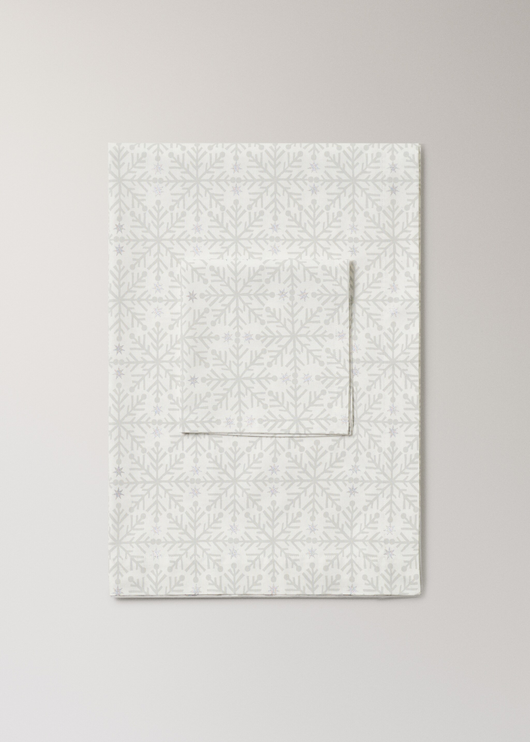 Napkins printed with Christmas motifs and snowflakes - Details of the article 3, Silver. Ref: 17027798-00.