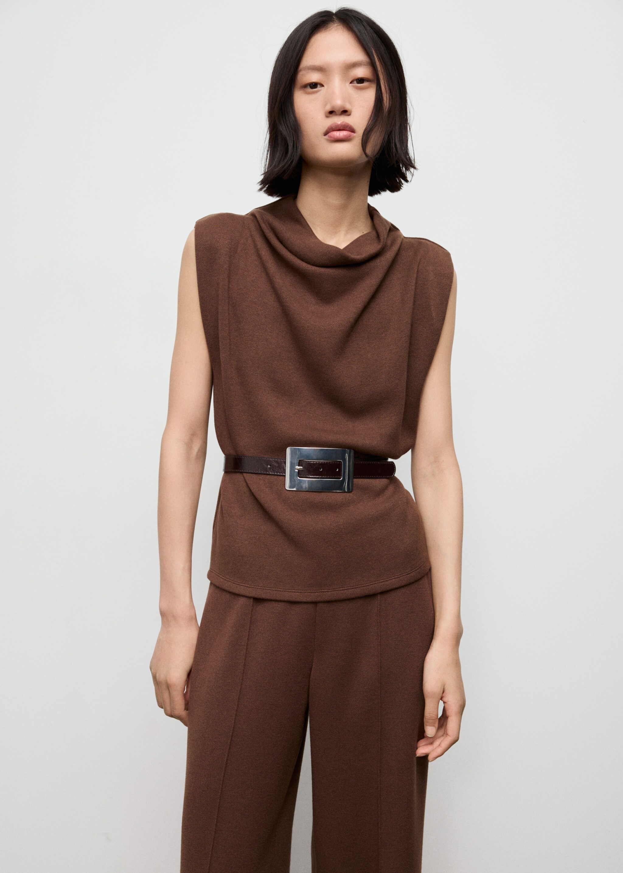 Seam-detail straight-fit trousers - Details of the article 1, Brown. Ref: 17027803-00.