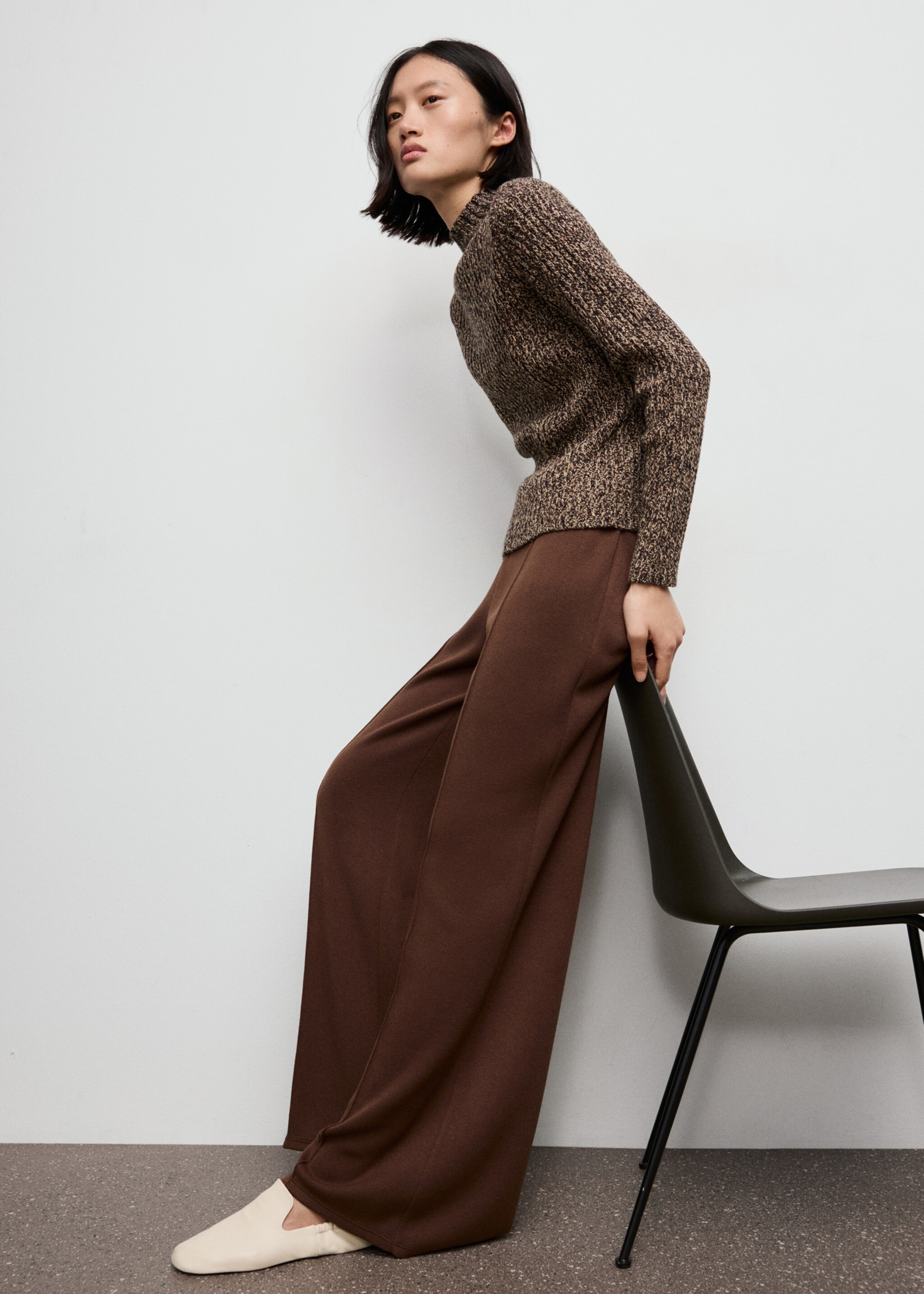 Seam-detail straight-fit trousers - Details of the article 2, Brown. Ref: 17027803-00.
