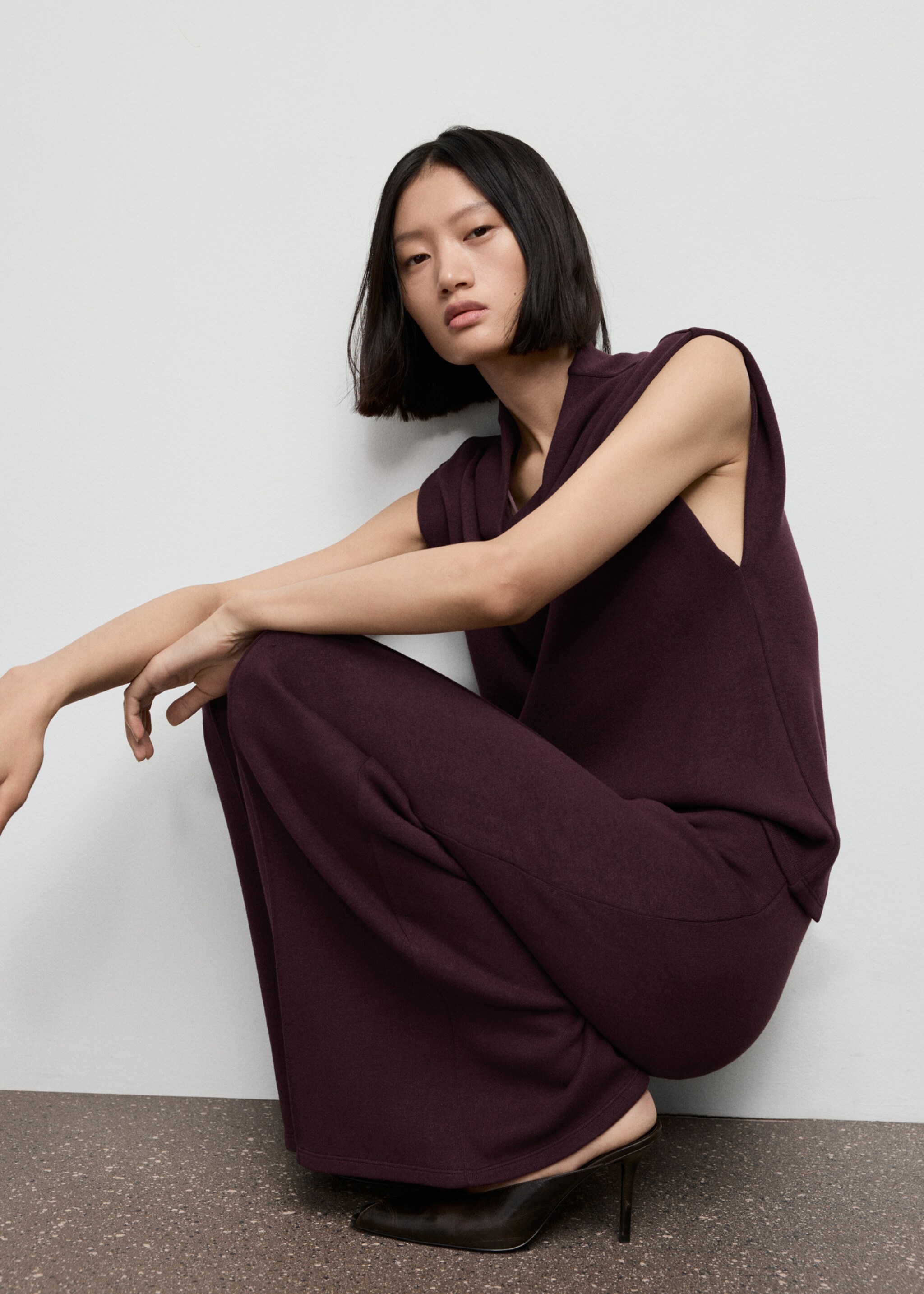Seam-detail straight-fit trousers - Details of the article 1, Burgundy. Ref: 17027803-00.