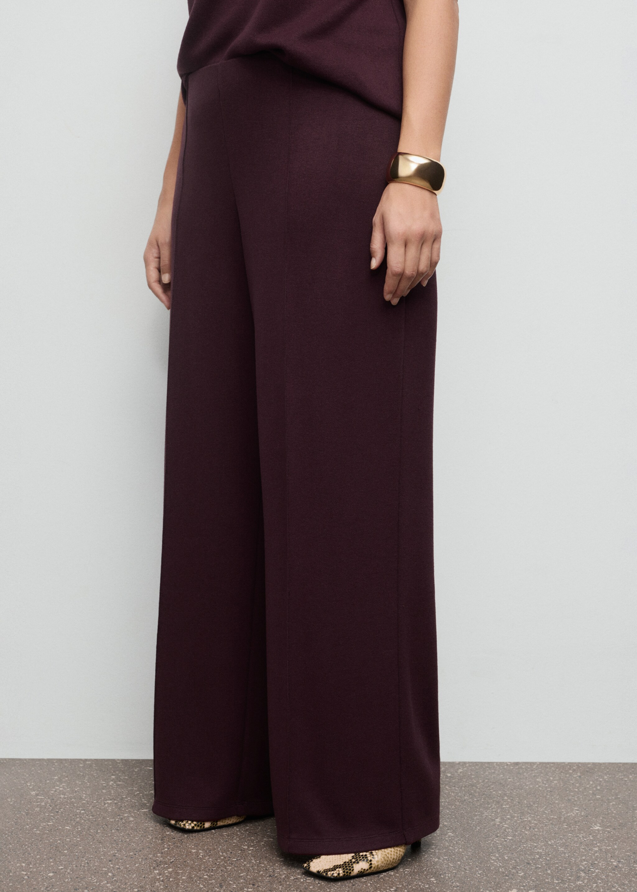 Seam-detail straight-fit trousers - Details of the article 4, Burgundy. Ref: 17027803-00.