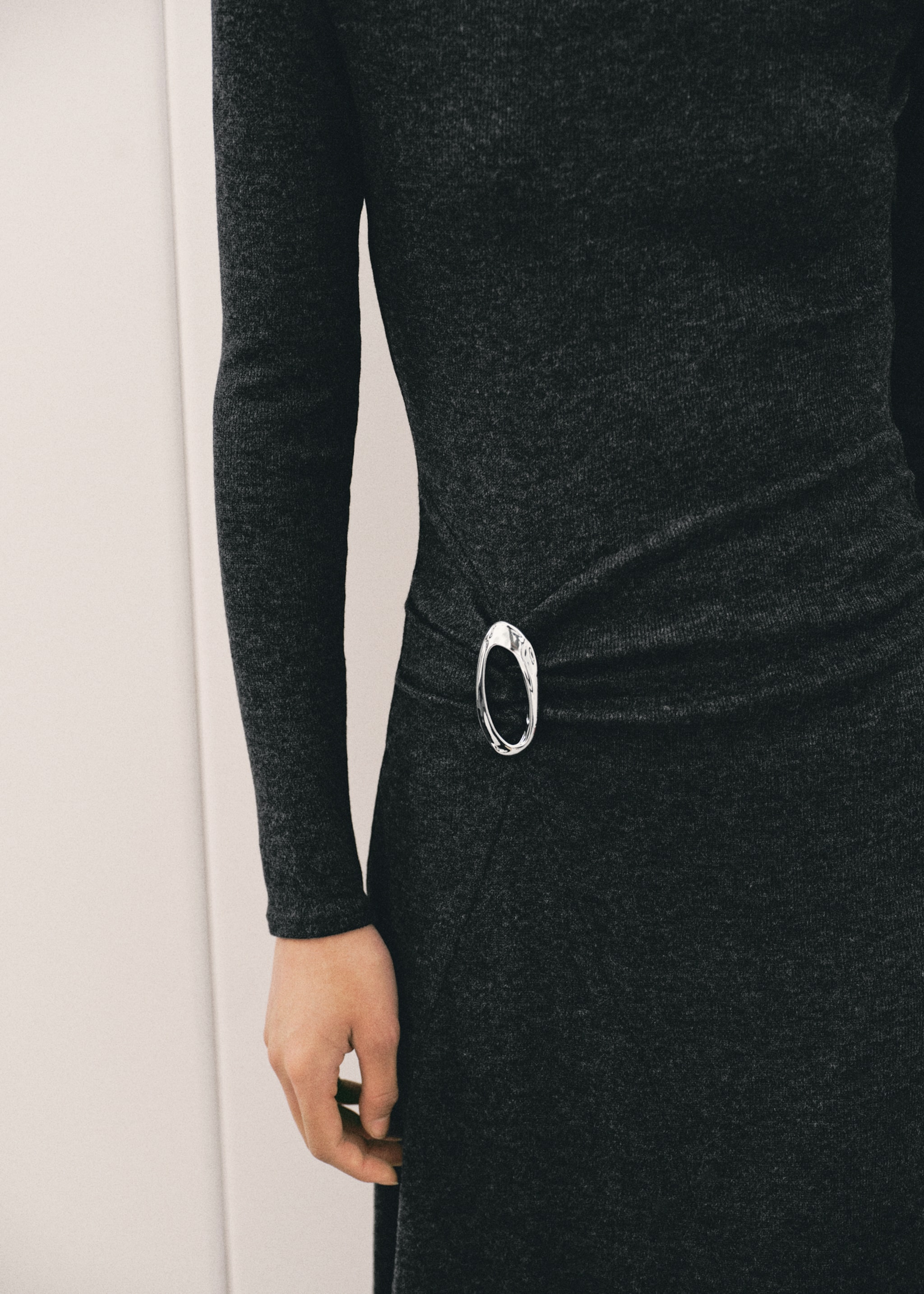 Ruched dress with ring - Details of the article 6, Grey. Ref: 17027807-00.