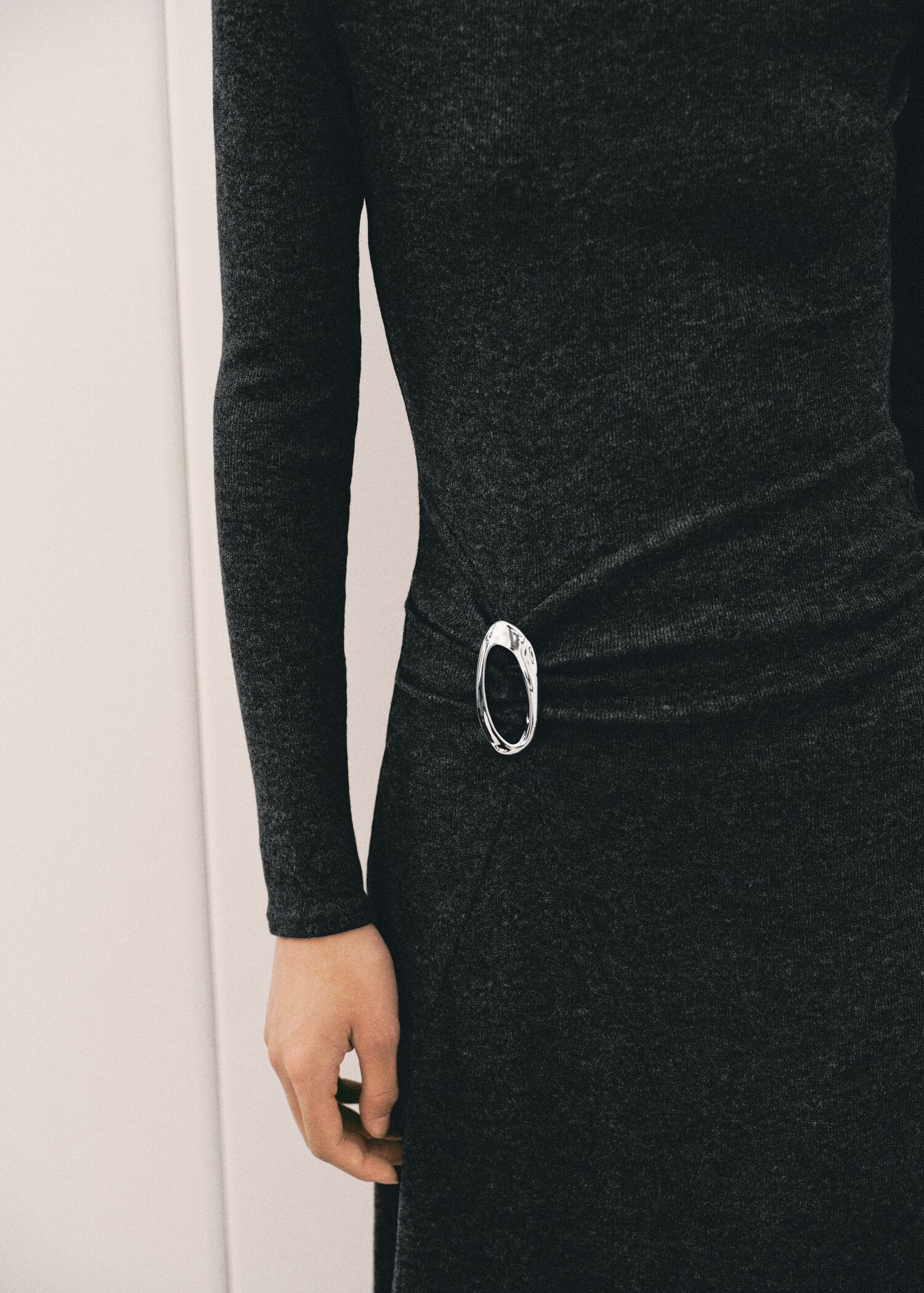Ruched dress with ring - Details of the article 6