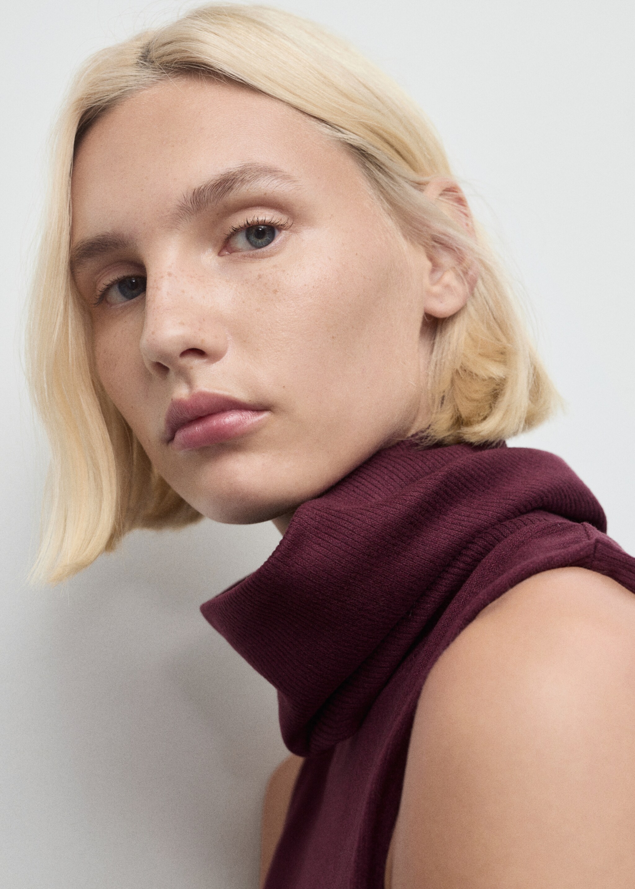 Dress with combined funnel neck - Details of the article 1, Burgundy. Ref: 17027810-00.