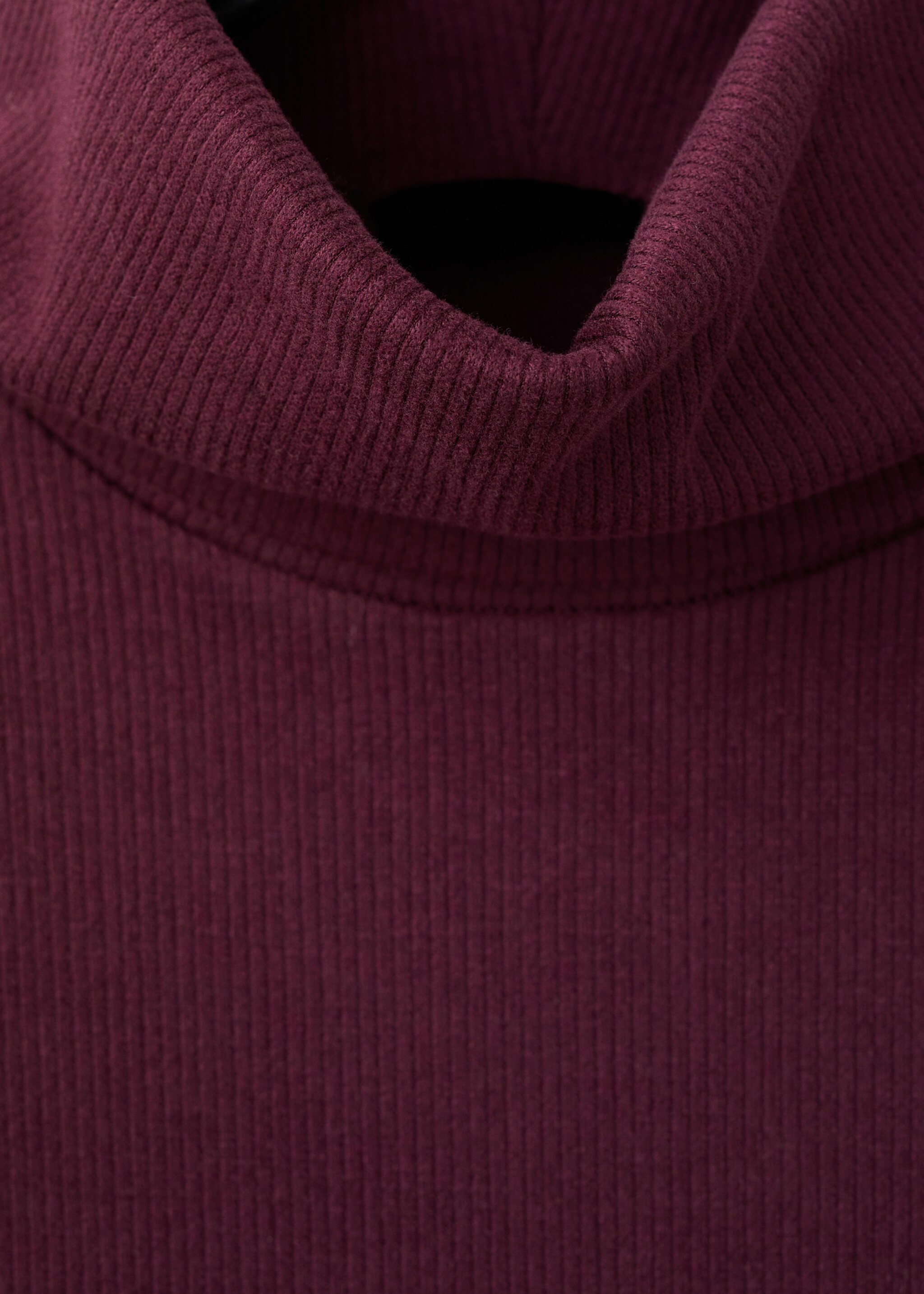 Dress with combined funnel neck - Details of the article 8, Burgundy. Ref: 17027810-00.