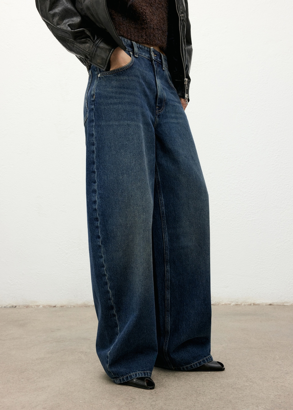 Mid-rise barrel jeans