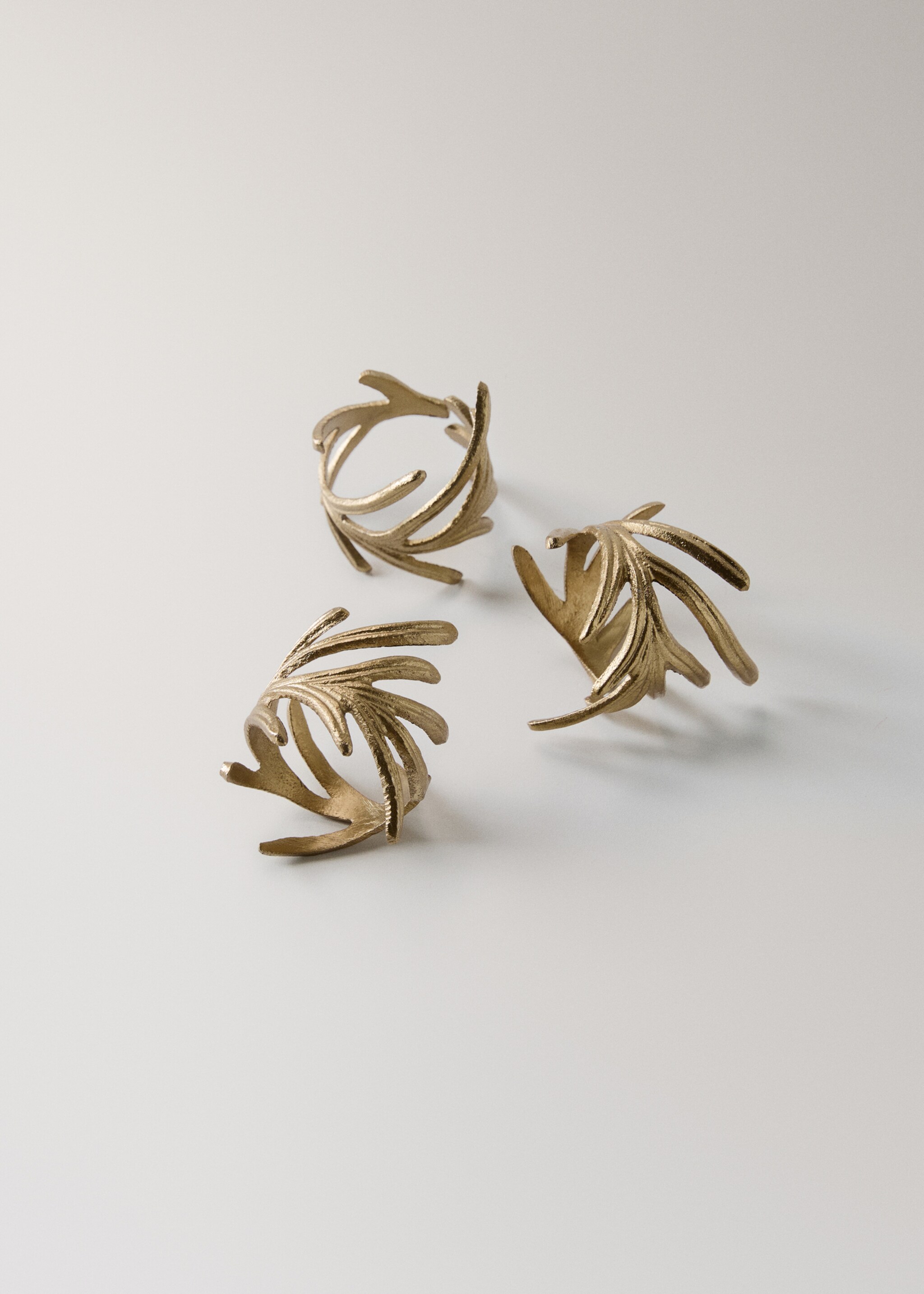 Decorative leaf napkin pack - Details of the article 1, Gold. Ref: 17027907-00.