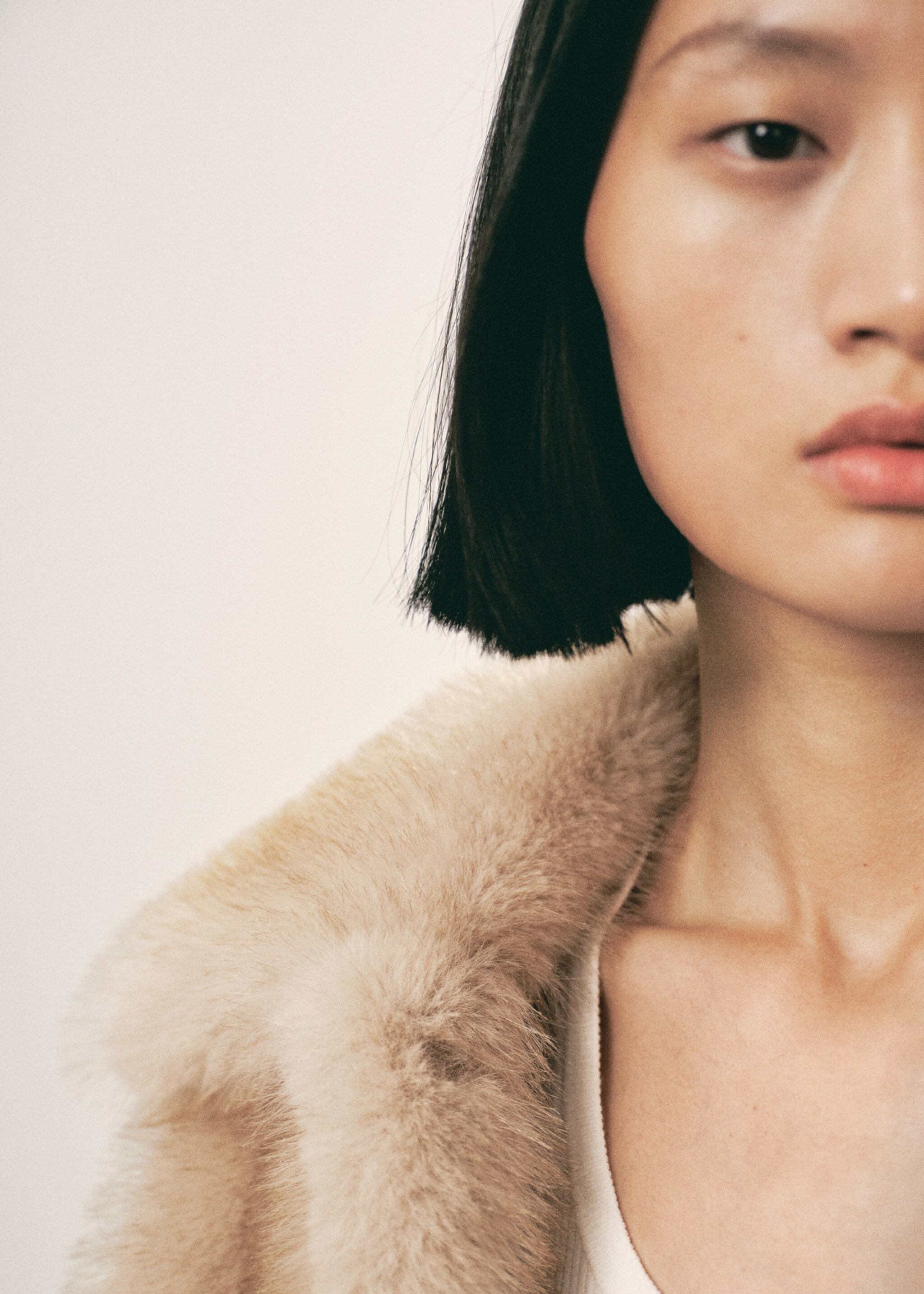 Fur-effect coat with buttons - Details of the article 1, Ecru. Ref: 17028270-00.