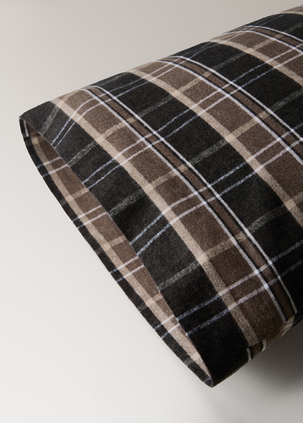 Cotton flannel pillowcase with melange threads and check print, 45 x 110 cm