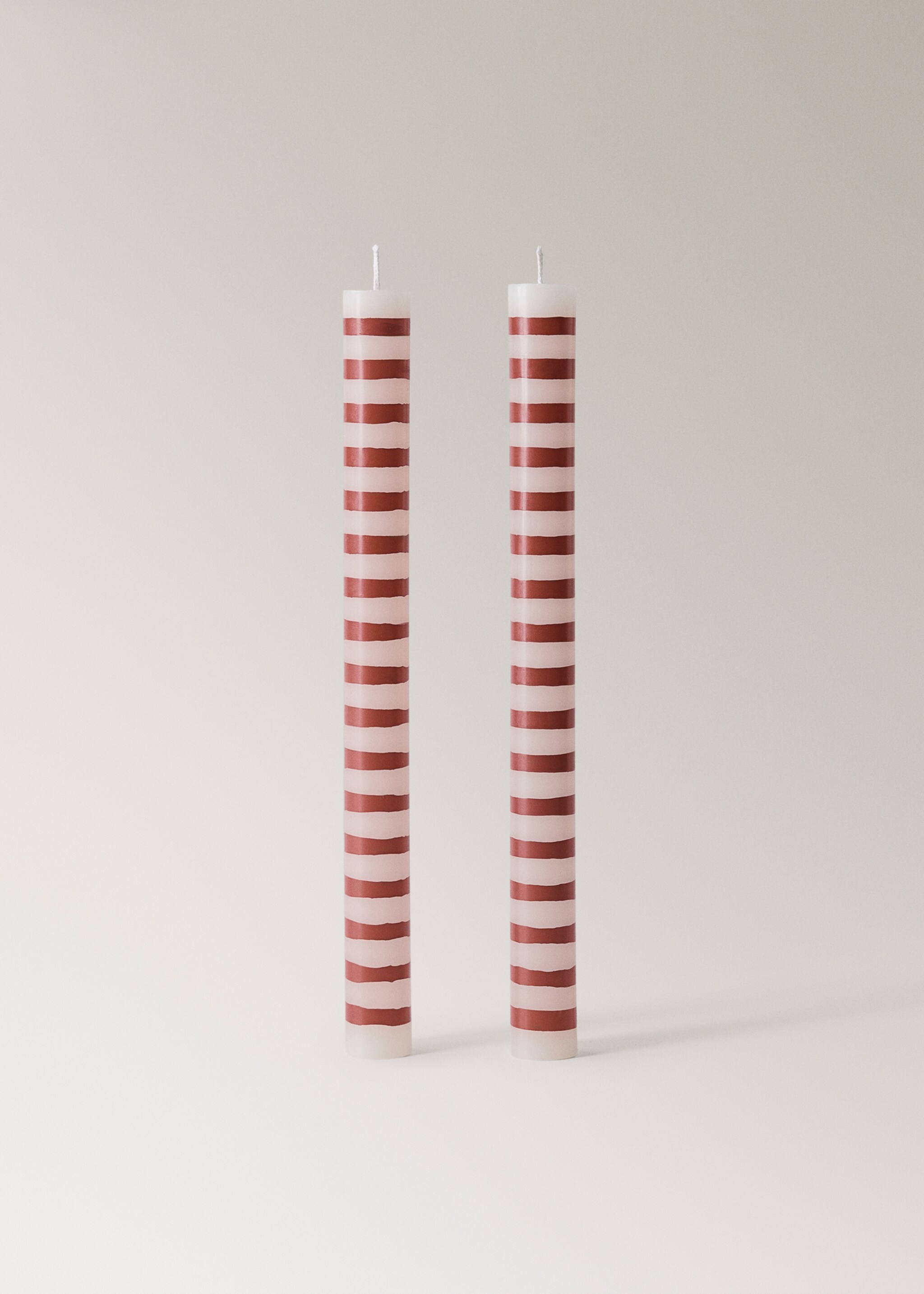 Set van twee decoratieve kaarsen met strepen - Artikel zonder model, Rood. Ref: 17028283-00.
