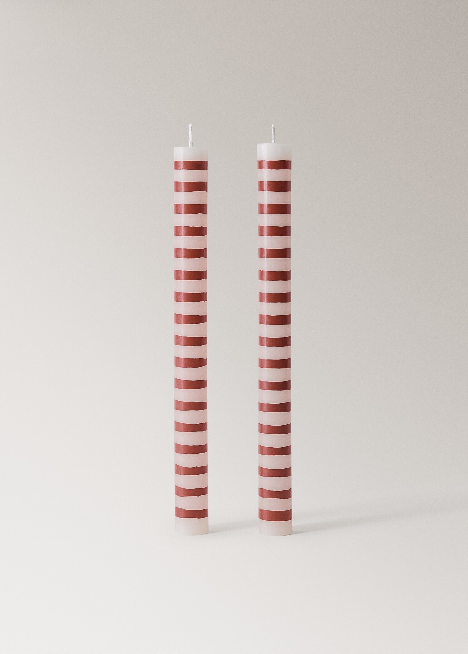 Set of two decorative striped candles - Article without model