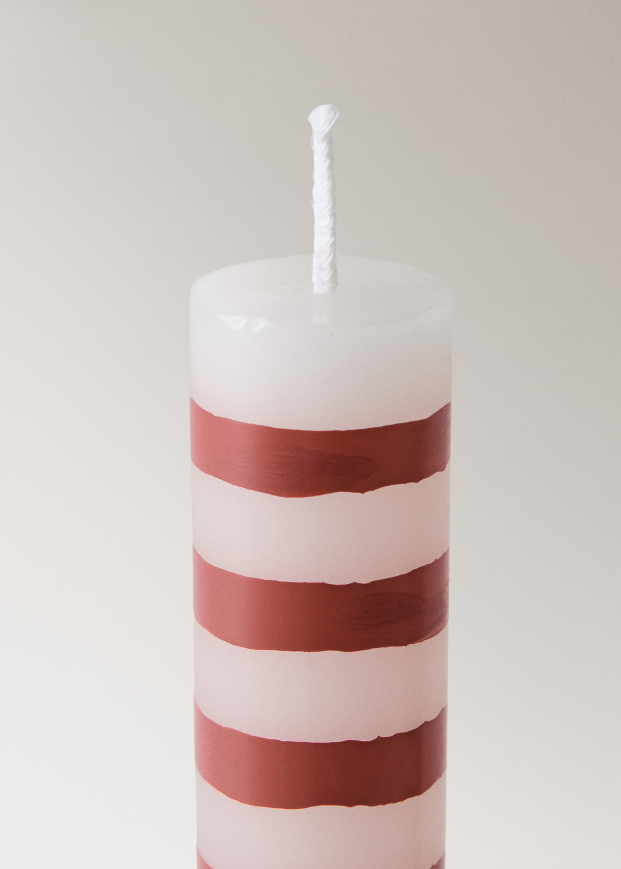Set van twee decoratieve kaarsen met strepen - Detail van het artikel 1, Rood. Ref: 17028283-00.