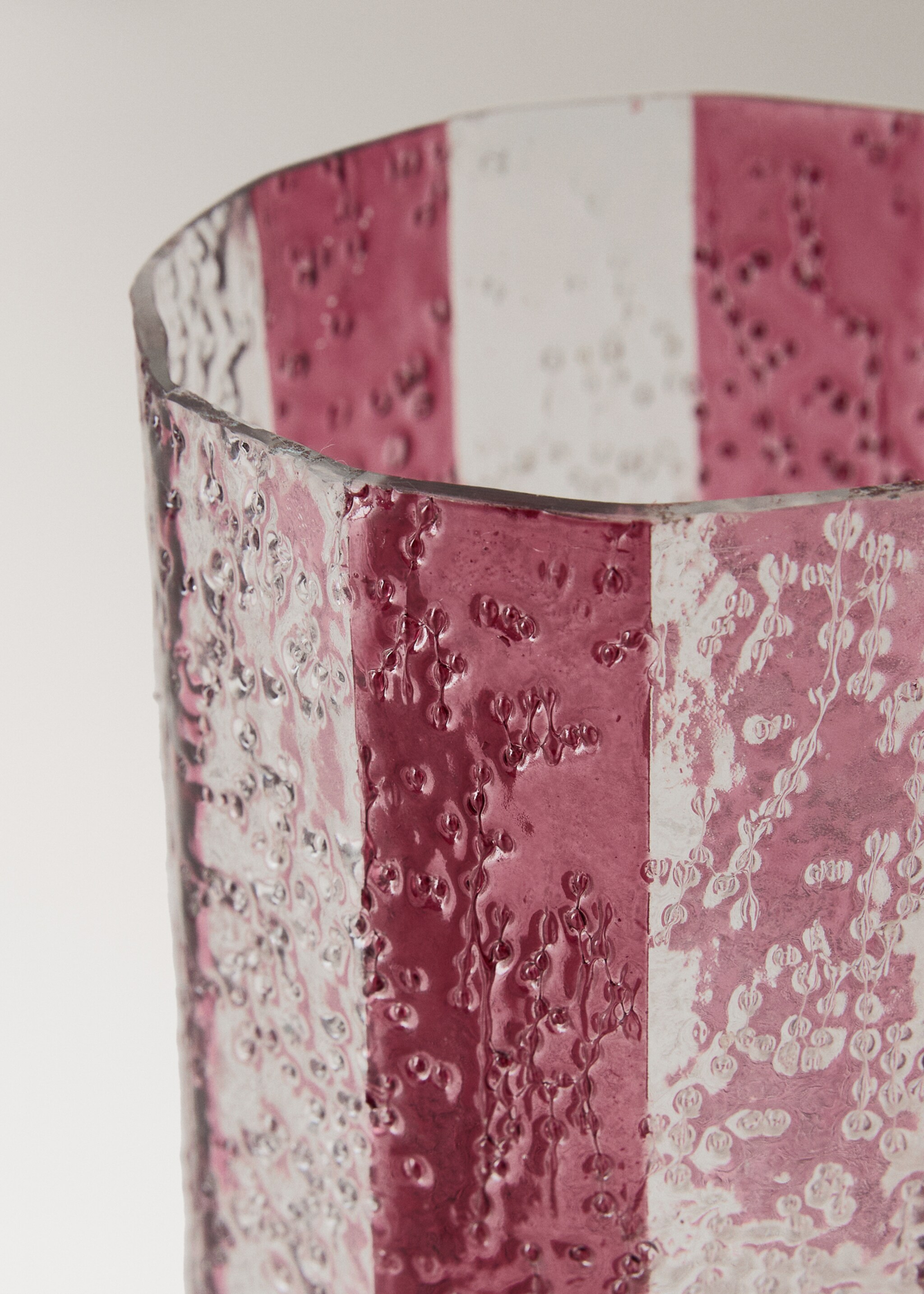 Duży szklany świecznik w paski - Szczegóły artykułu 1, Intensywna czerwień. Ref: 17028286-00.