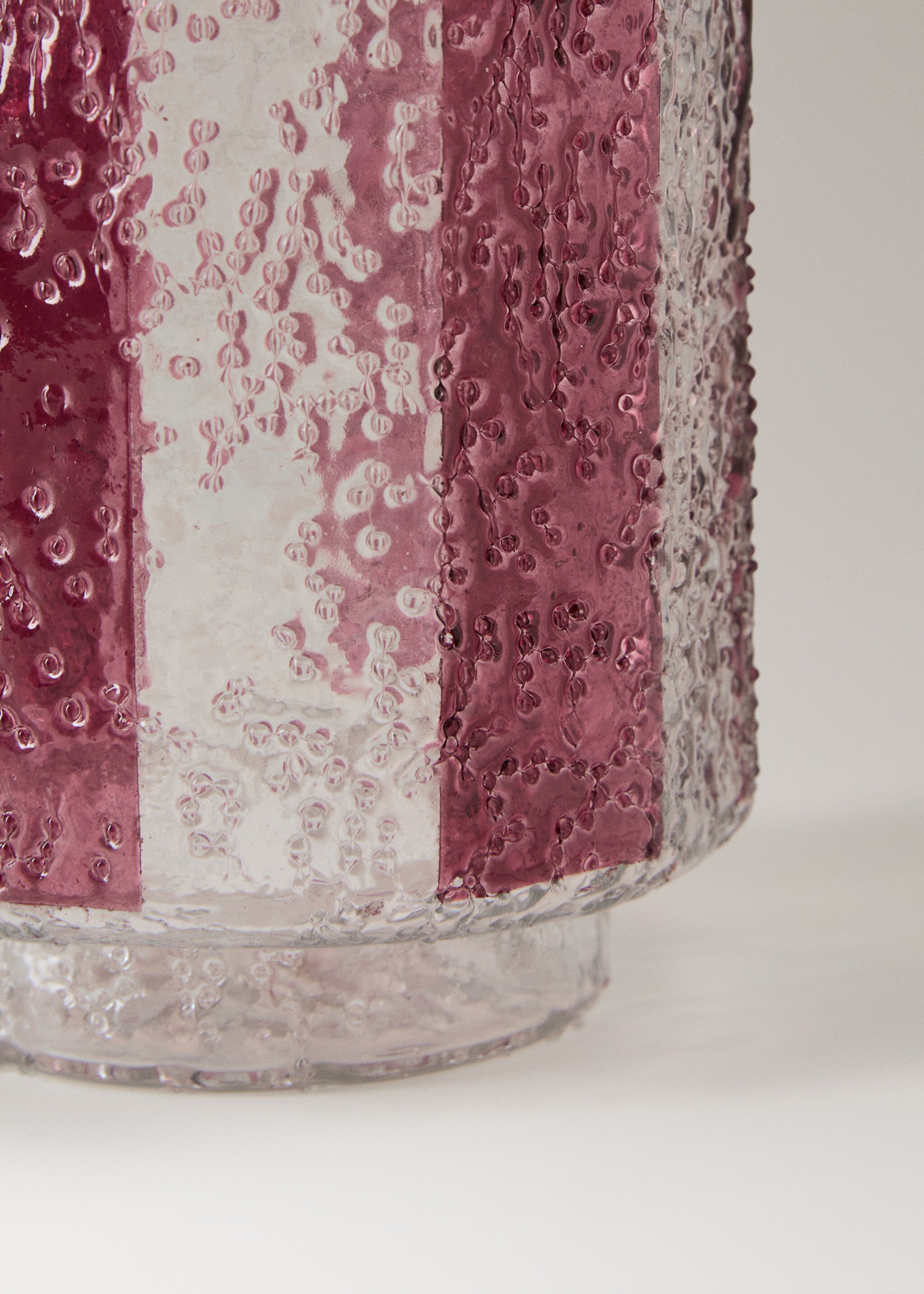 Duży szklany świecznik w paski - Szczegóły artykułu 2, Intensywna czerwień. Ref: 17028286-00.