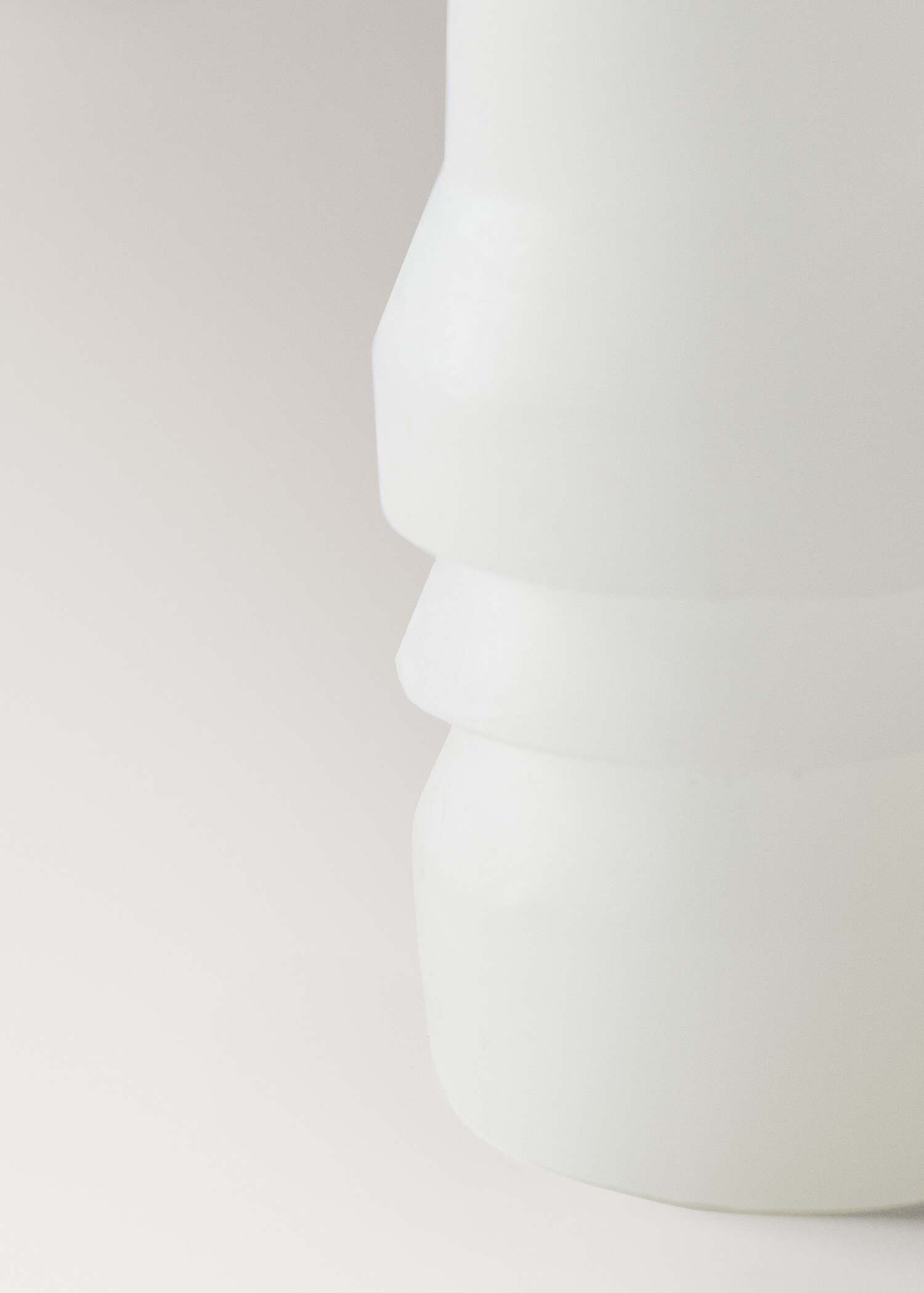 Low sculptural candle - Details of the article 2