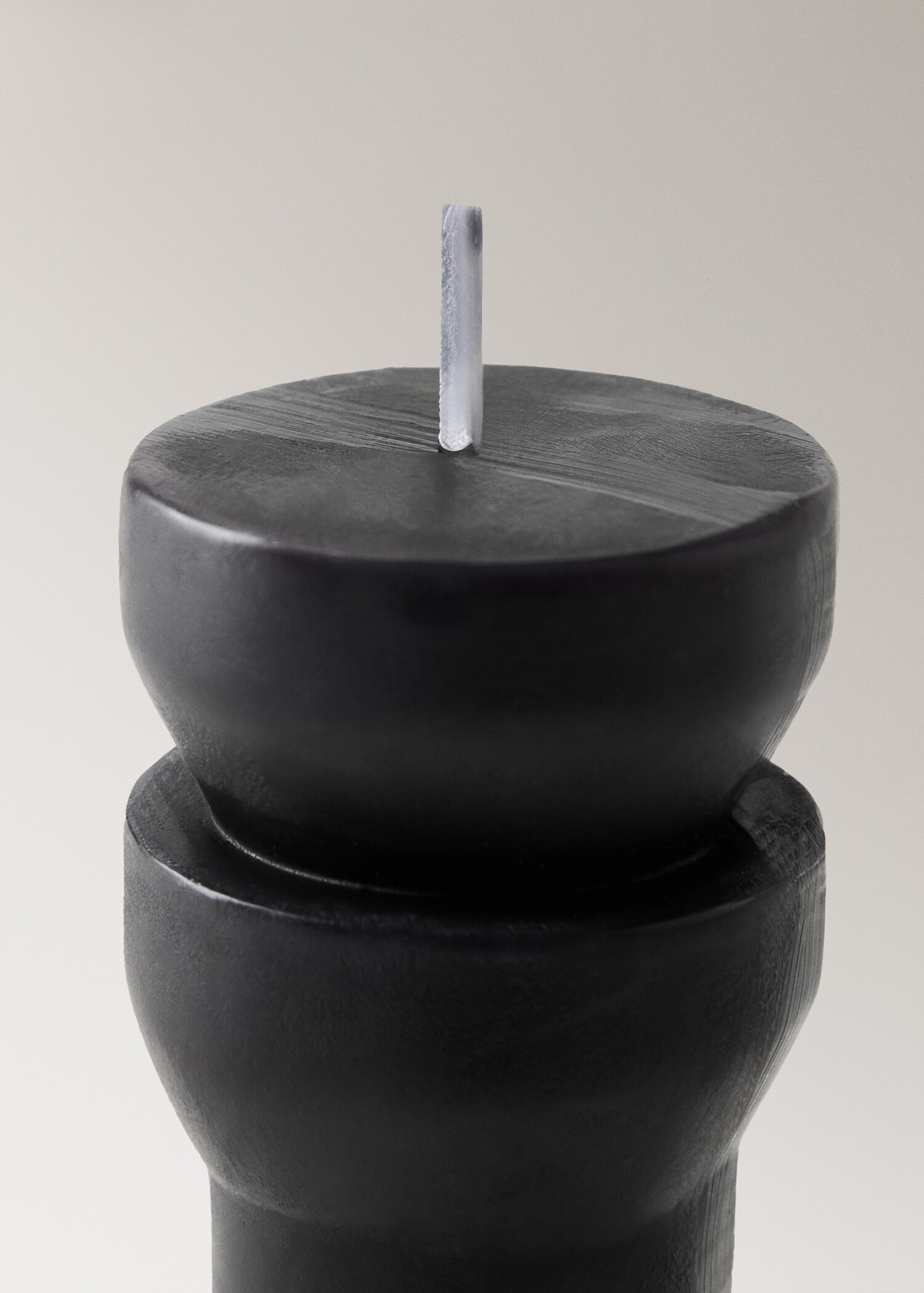 Low sculptural candle - Details of the article 1