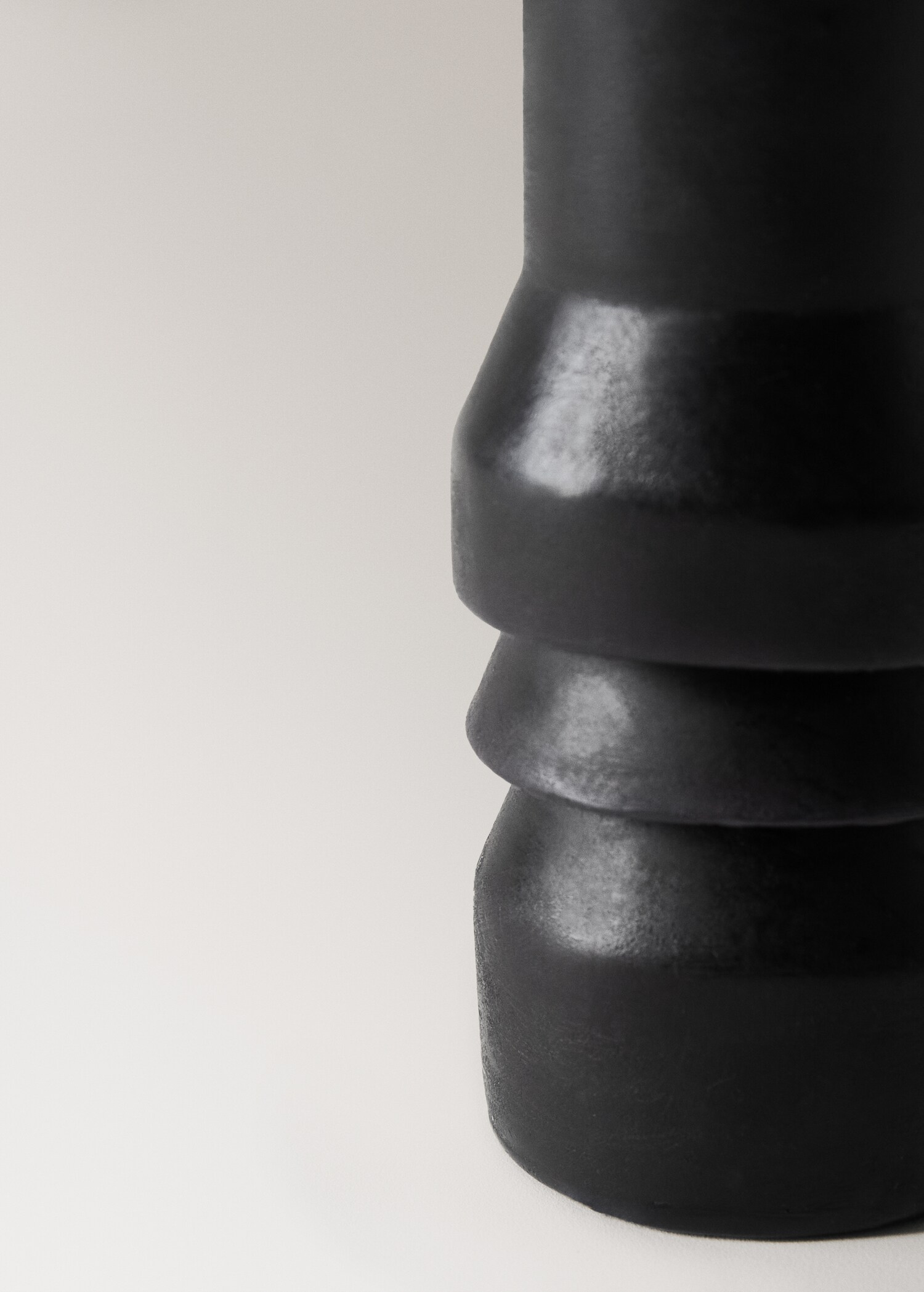 Low sculptural candle - Details of the article 2