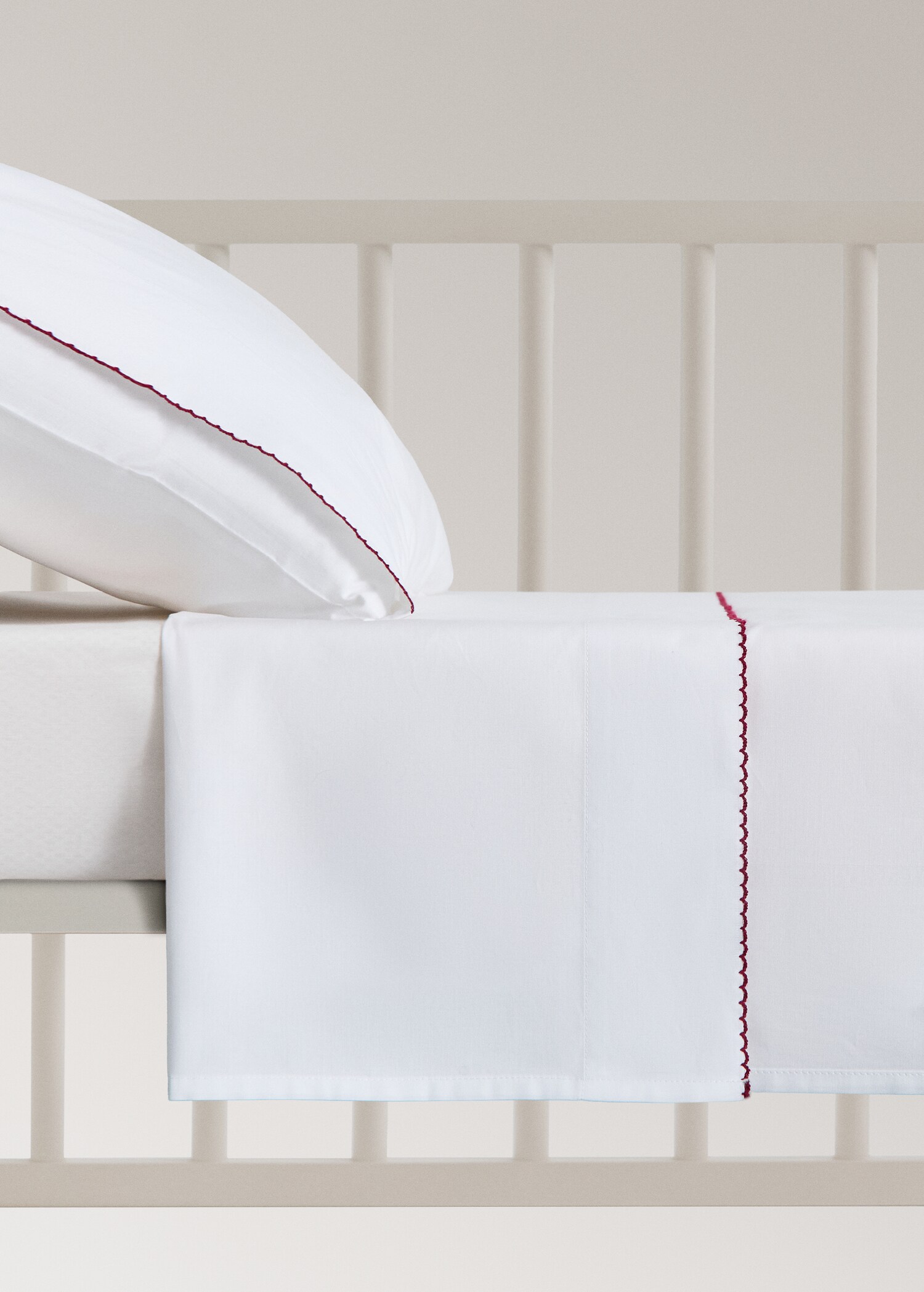 Overlaken til barneseng i bomullpercal med kombinert bølgete kantsøm - Artikkel uten modell