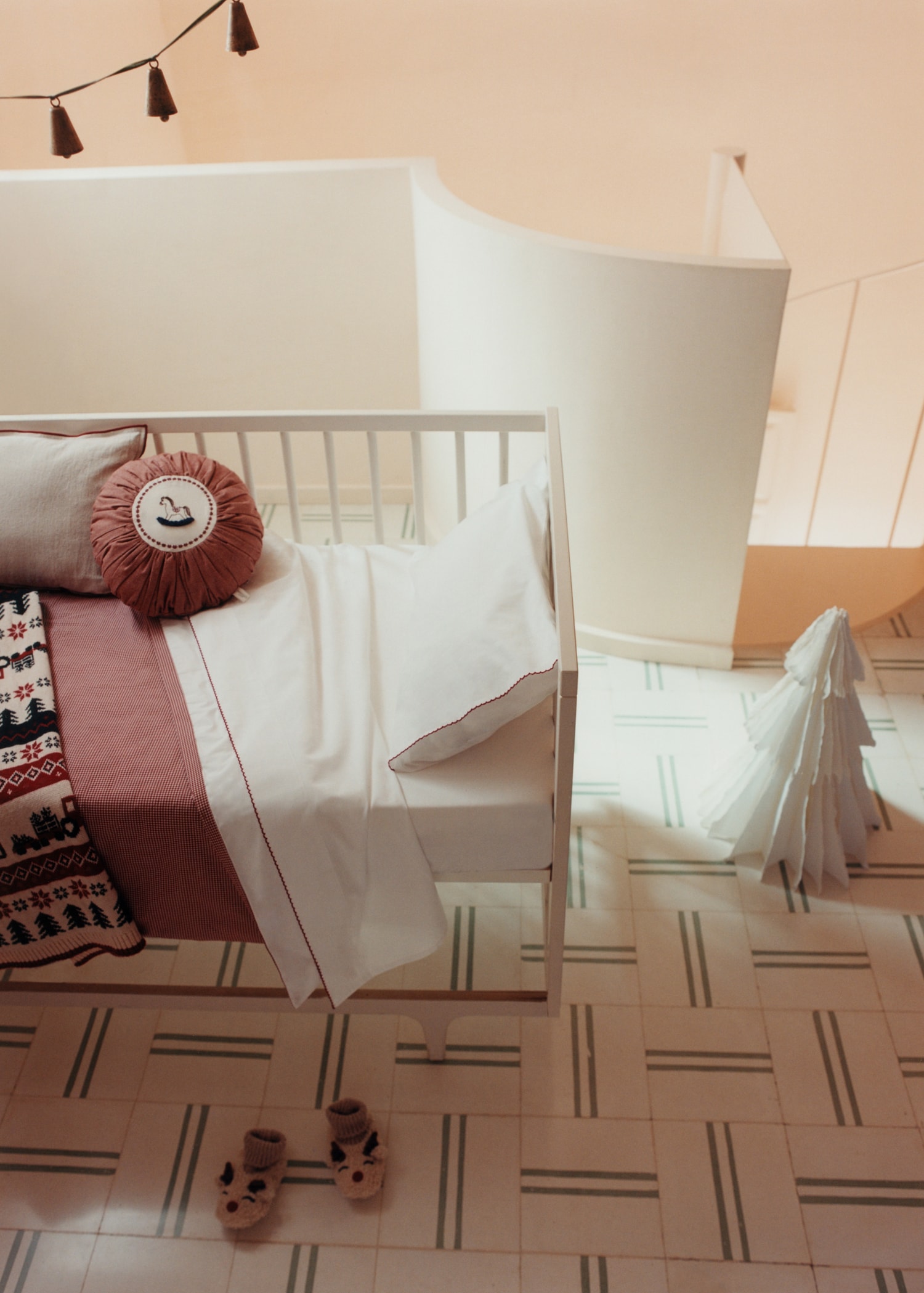 Percale cotton top sheet with contrasting picot detail for cot - Details of the article 6