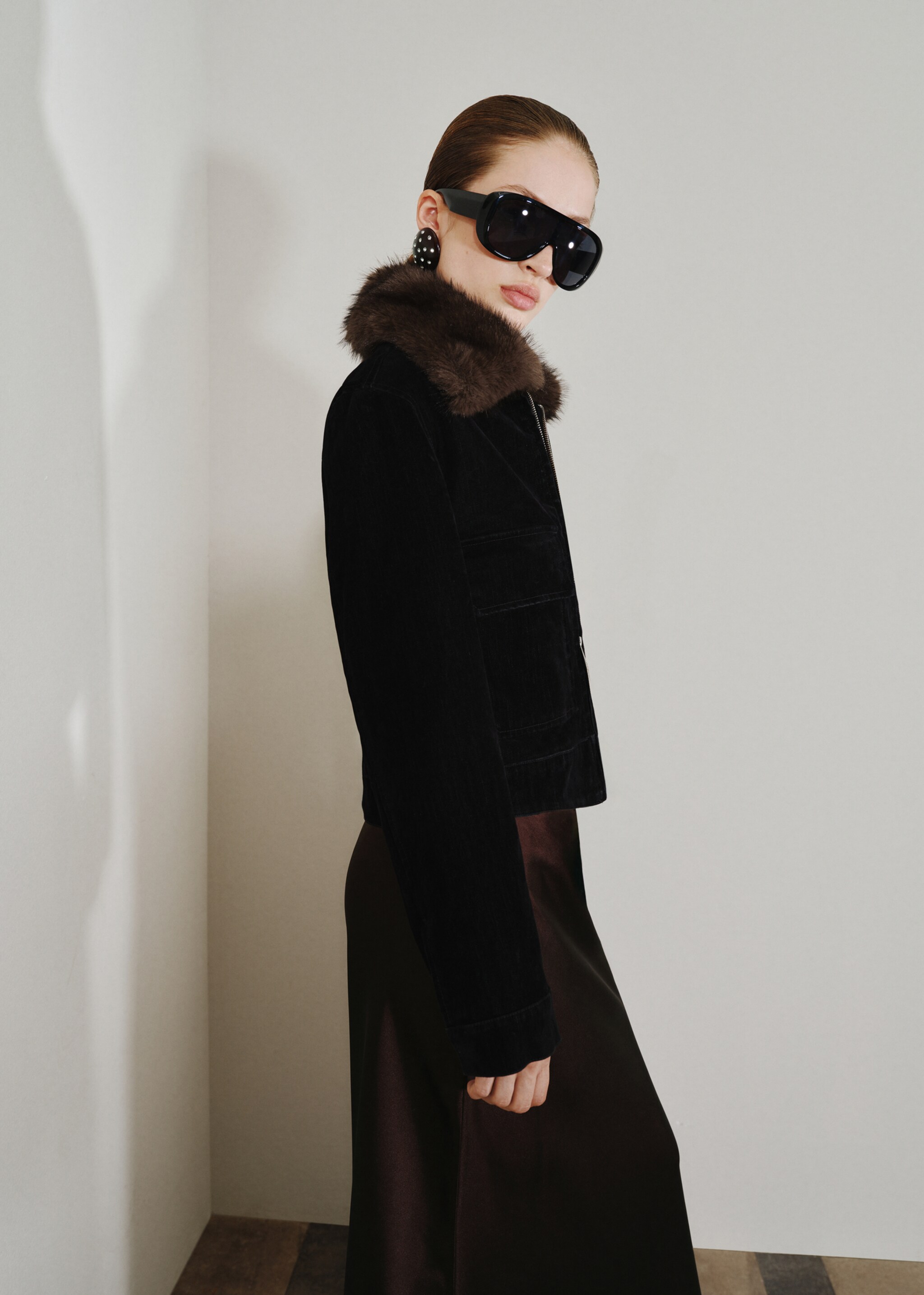 Corduroy jacket with fur collar - Details of the article 1, Black. Ref: 17029099-00.