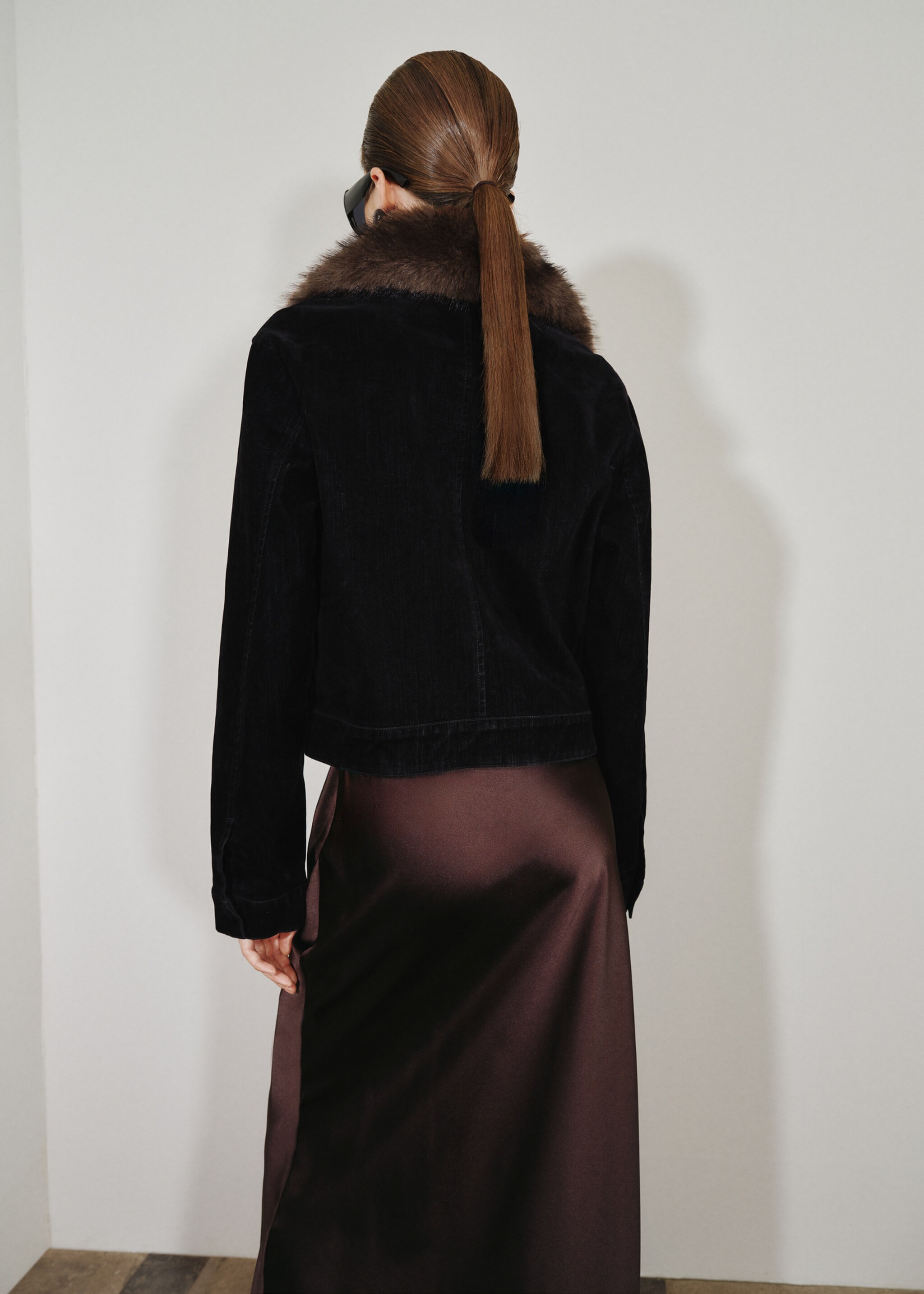 Corduroy jacket with fur collar - Reverse of the article, Black. Ref: 17029099-00.