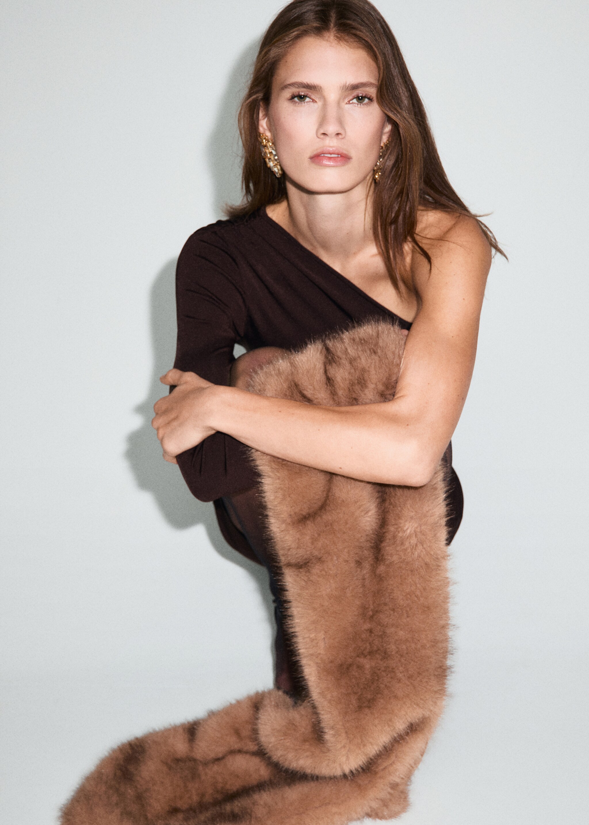 Fitted dress with asymmetrical sleeves - Details of the article 2, Chocolate. Ref: 17029106-00.