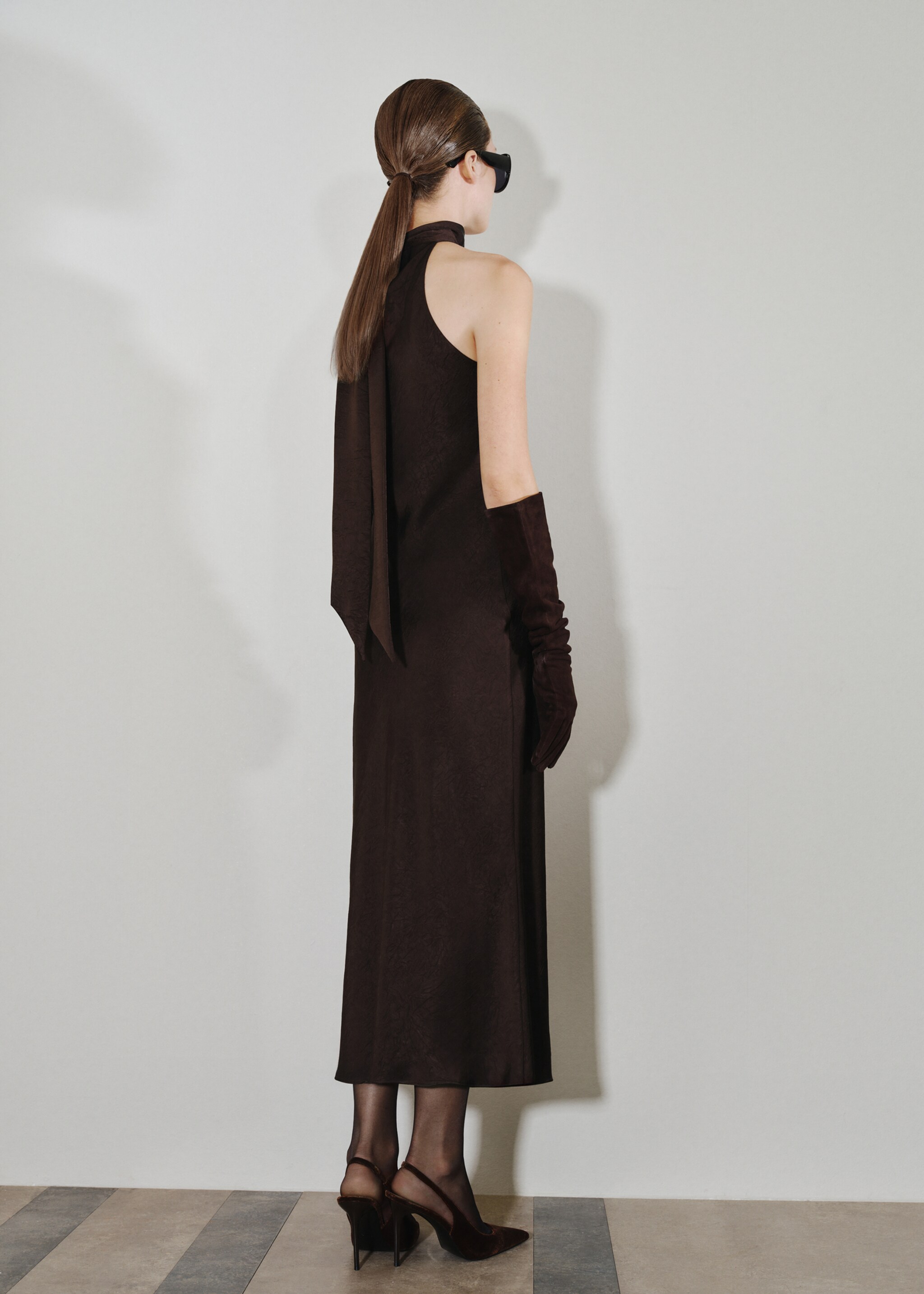 Satin dress with creased effect - Reverse of the article, Chocolate. Ref: 17029107-00.