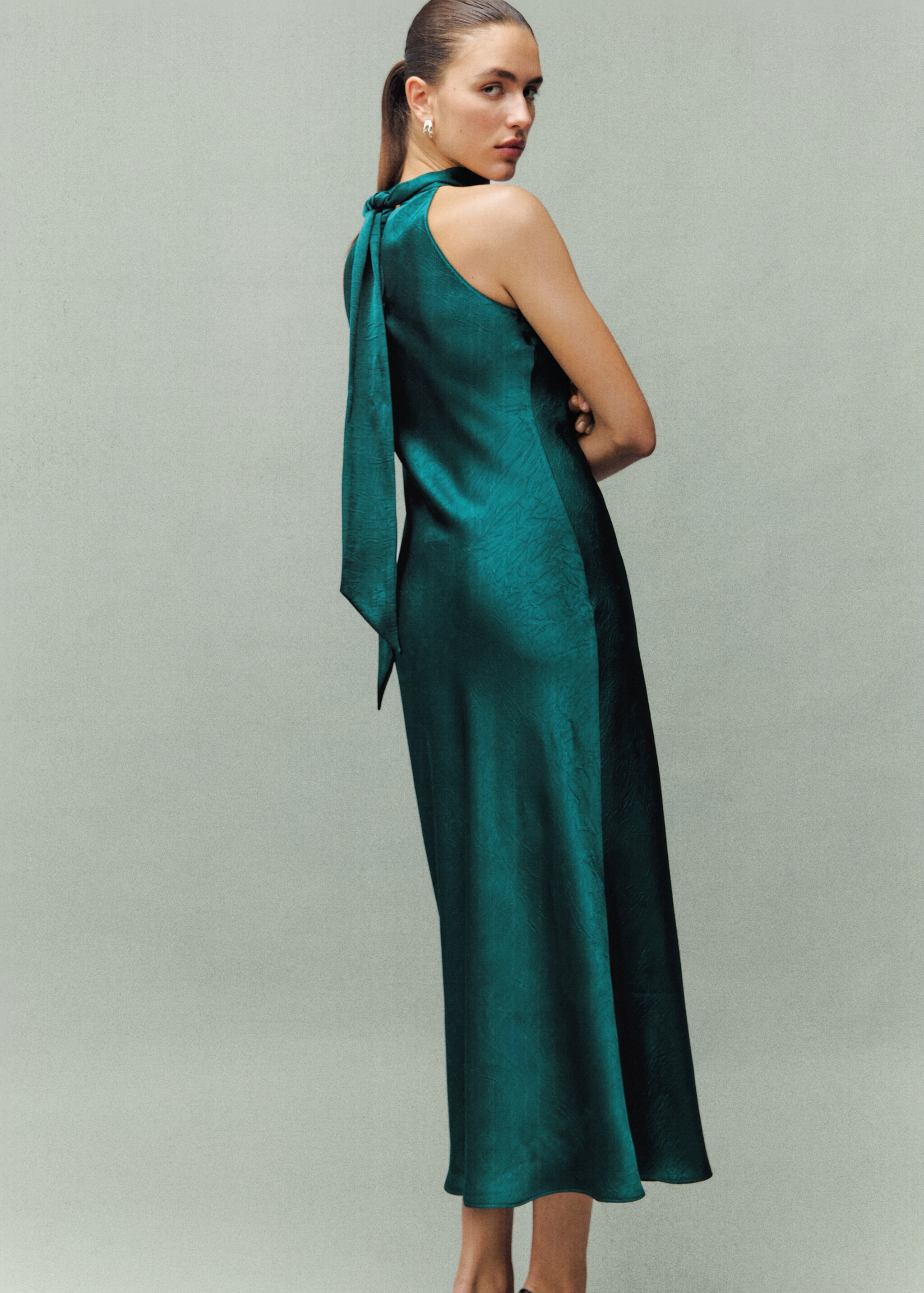 Satin dress with creased effect - Reverse of the article, Green. Ref: 17029107-00.