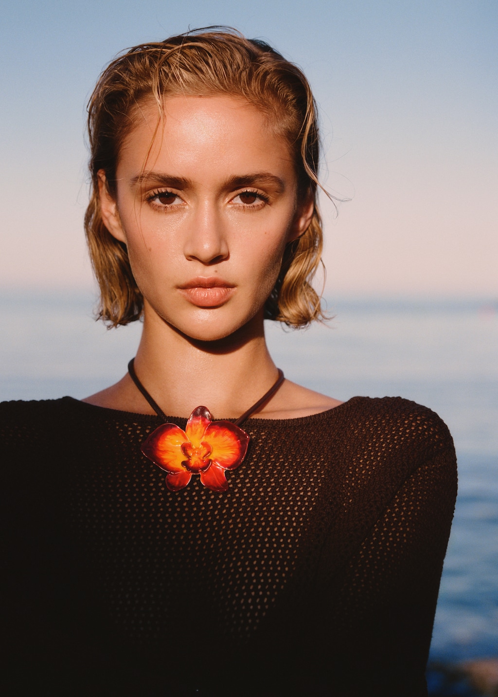 Maxi-flower stiff collar