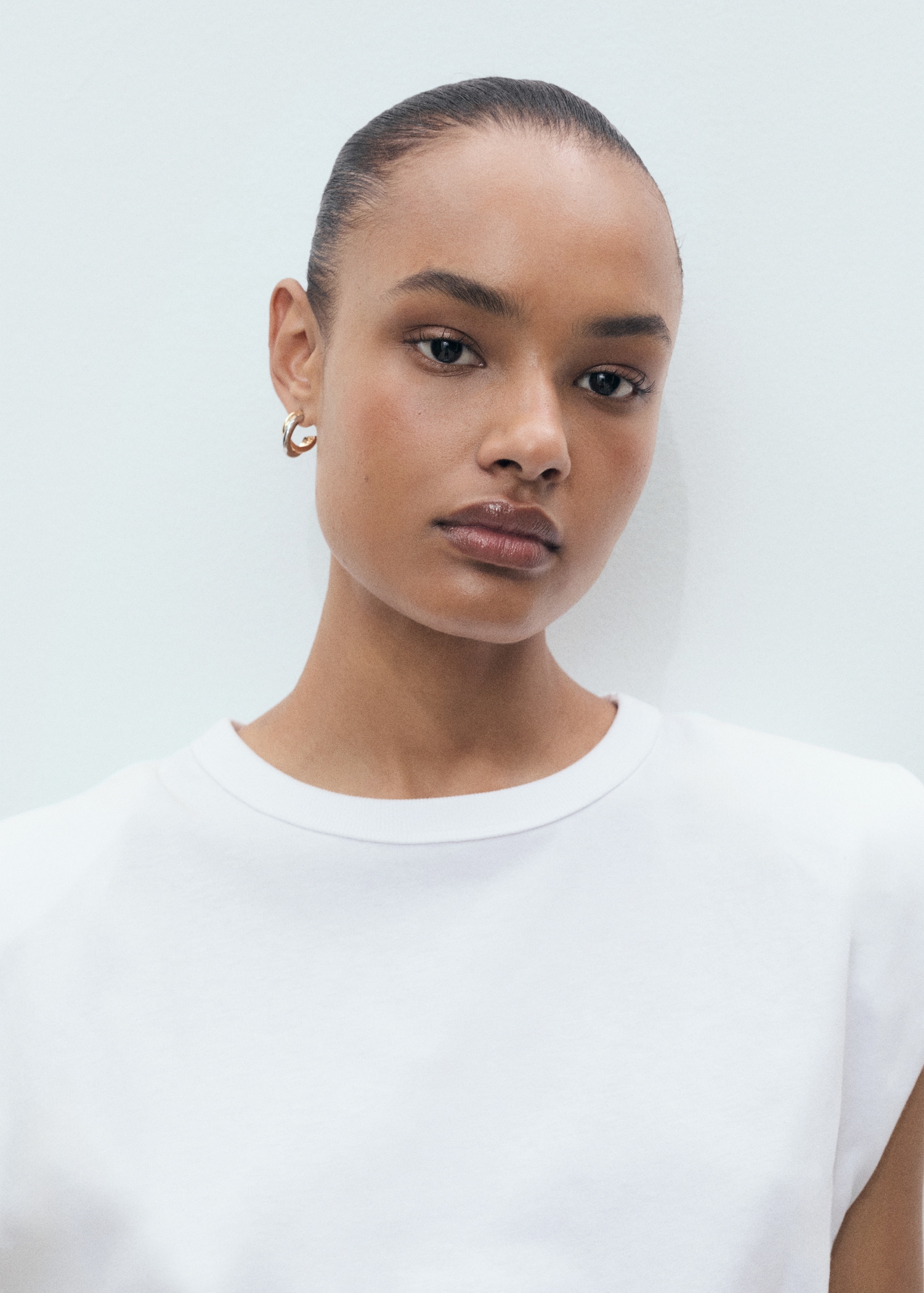 Short-sleeved t-shirt with shoulder pads - Details of the article 1