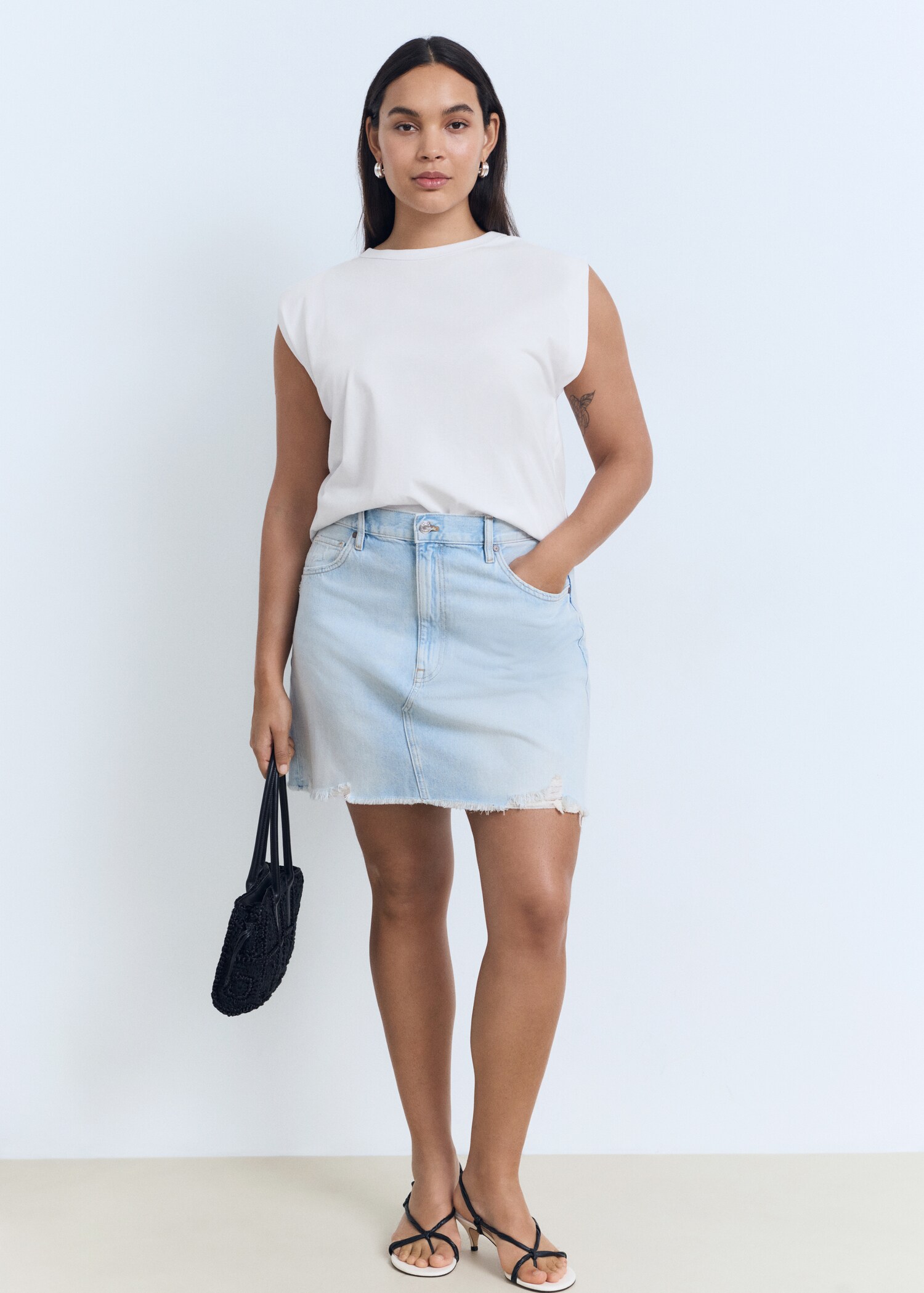 Short-sleeved t-shirt with shoulder pads - Details of the article 3