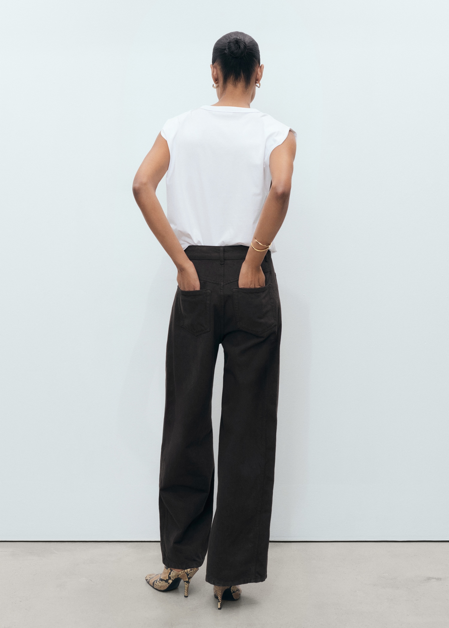 Short-sleeved t-shirt with shoulder pads - Reverse of the article