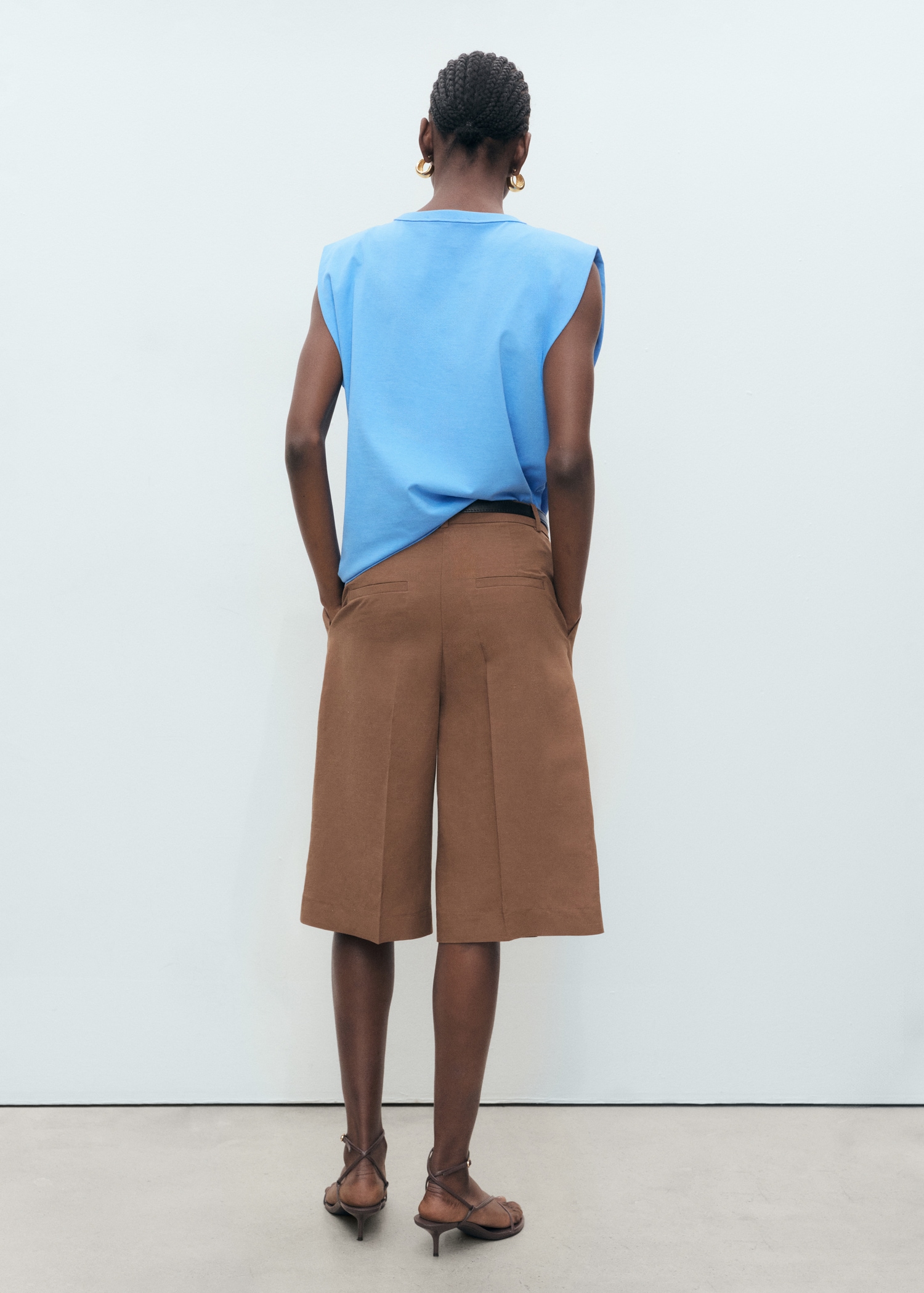 Short-sleeved t-shirt with shoulder pads - Reverse of the article