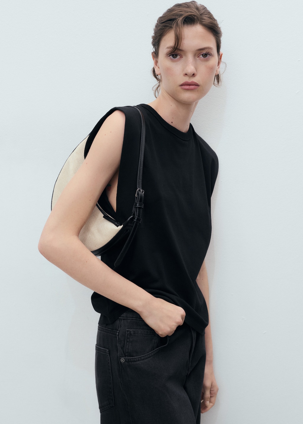 Short-sleeved t-shirt with shoulder pads