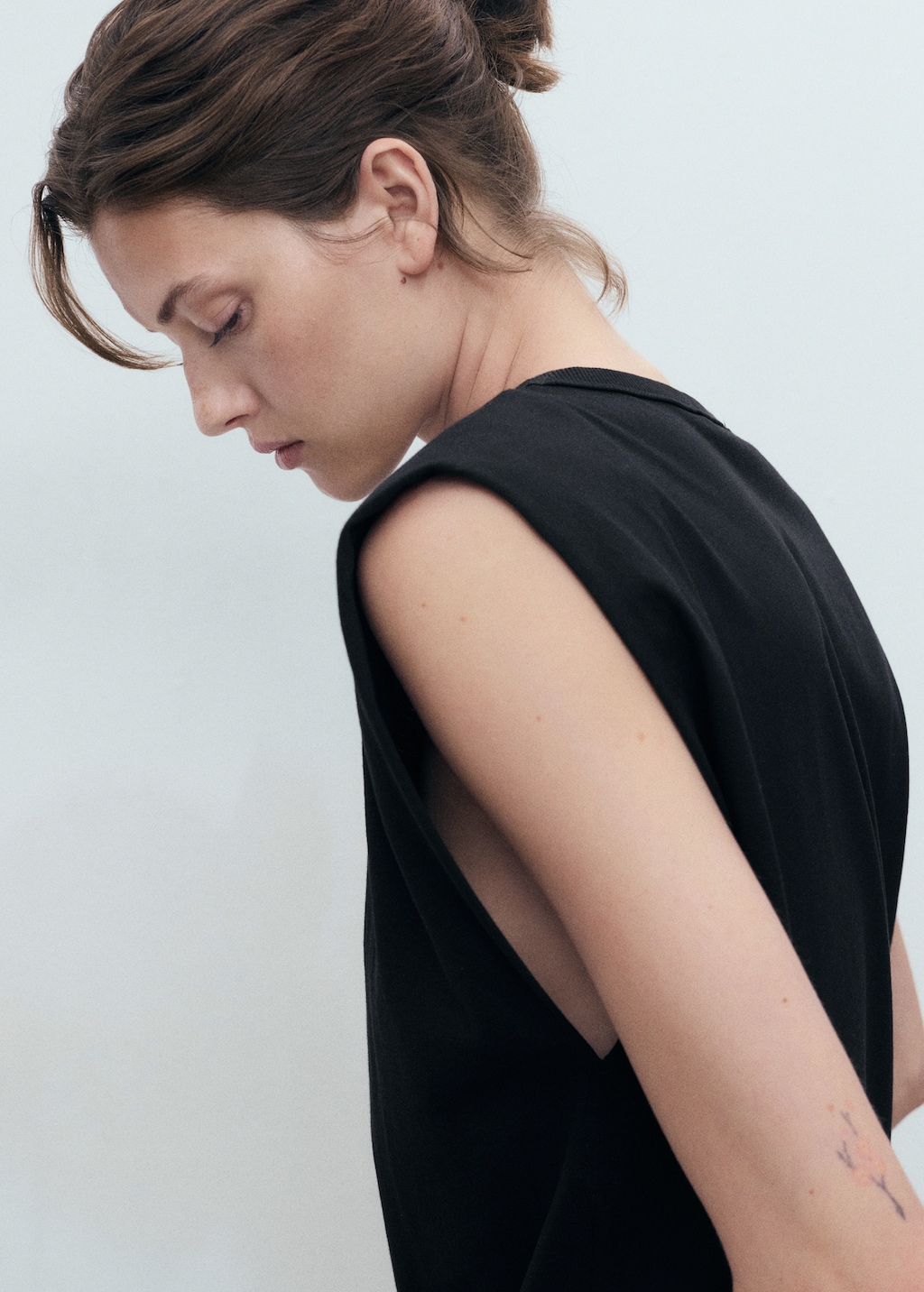 Short-sleeved t-shirt with shoulder pads - image 4