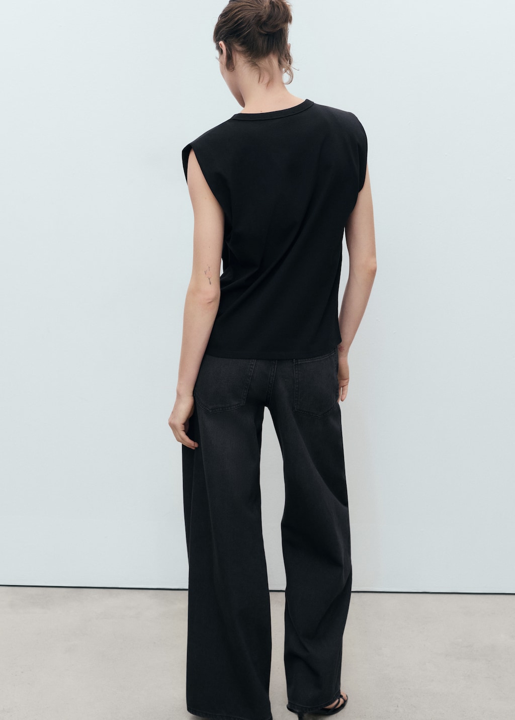 Short-sleeved t-shirt with shoulder pads - image 3