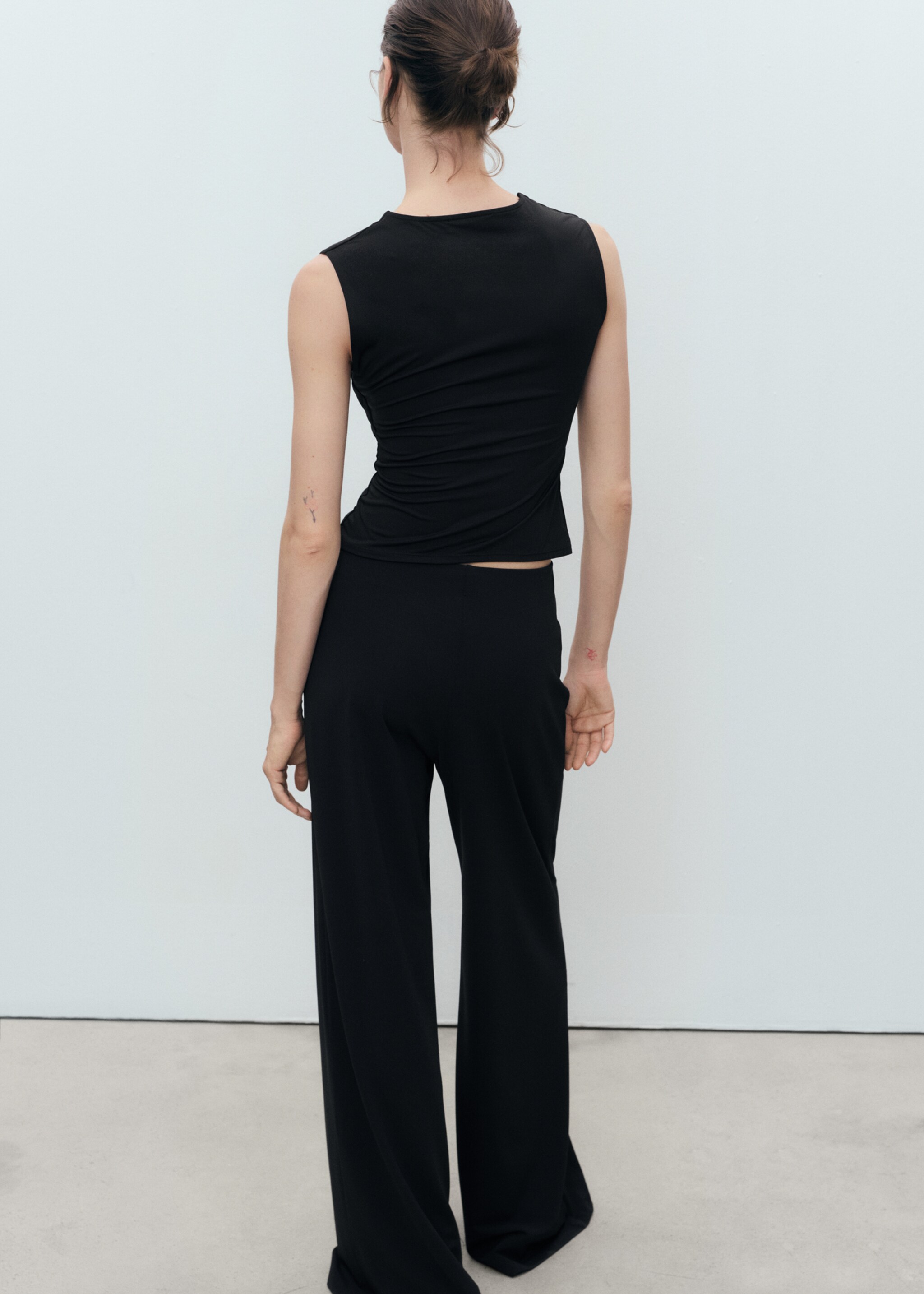 Fitted top with wide straps - Reverse of the article