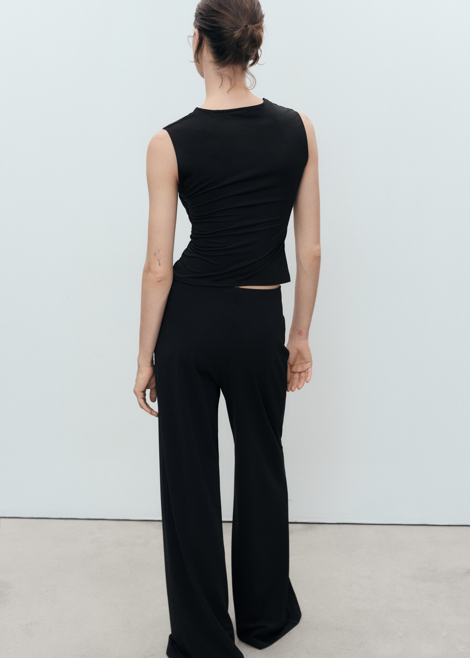 Fitted top with wide straps - Reverse of the article