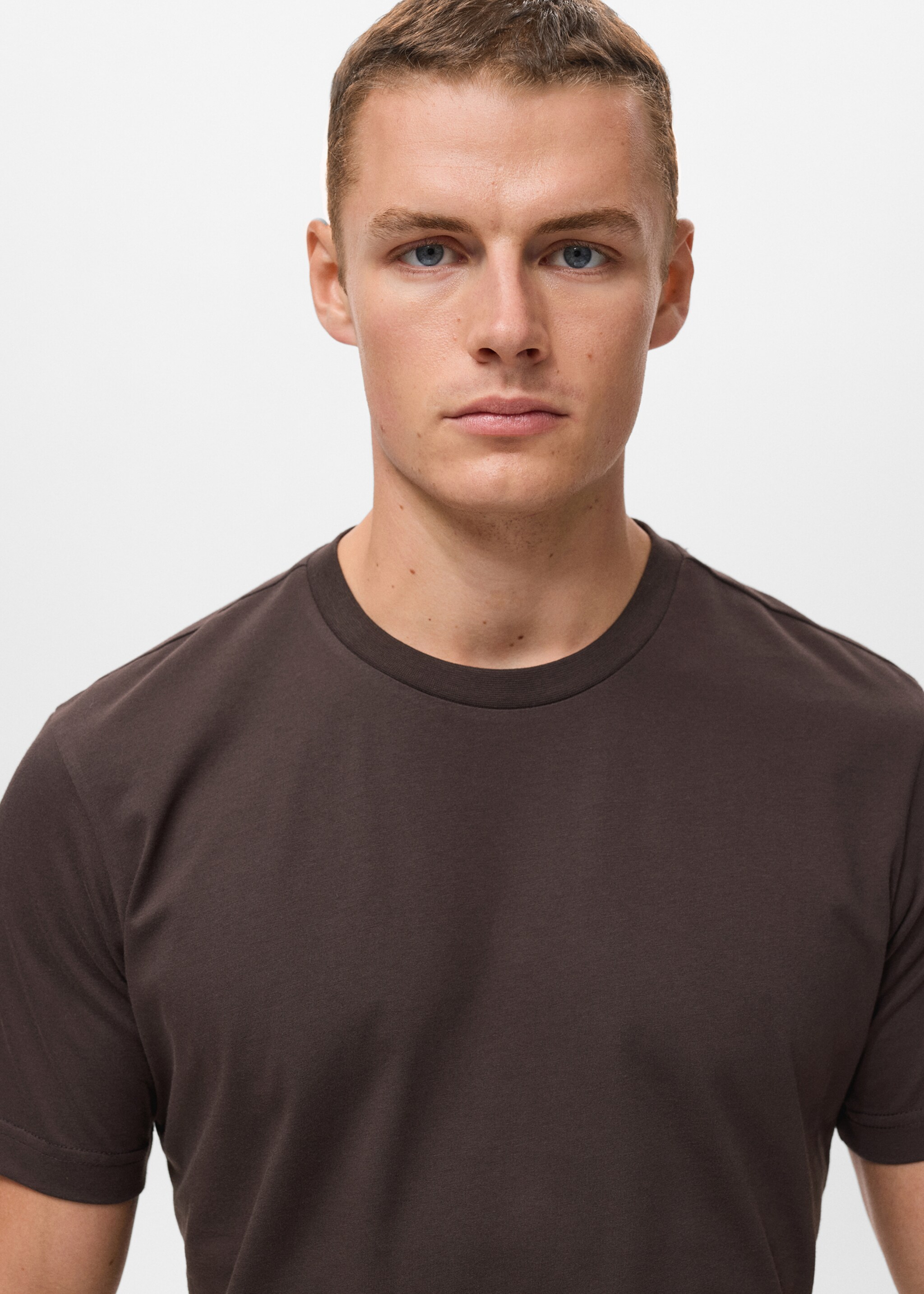 T-shirt slim-fit 100 % coton - Détail de l'article 1, Chocolat. Ref: 17031230-00.