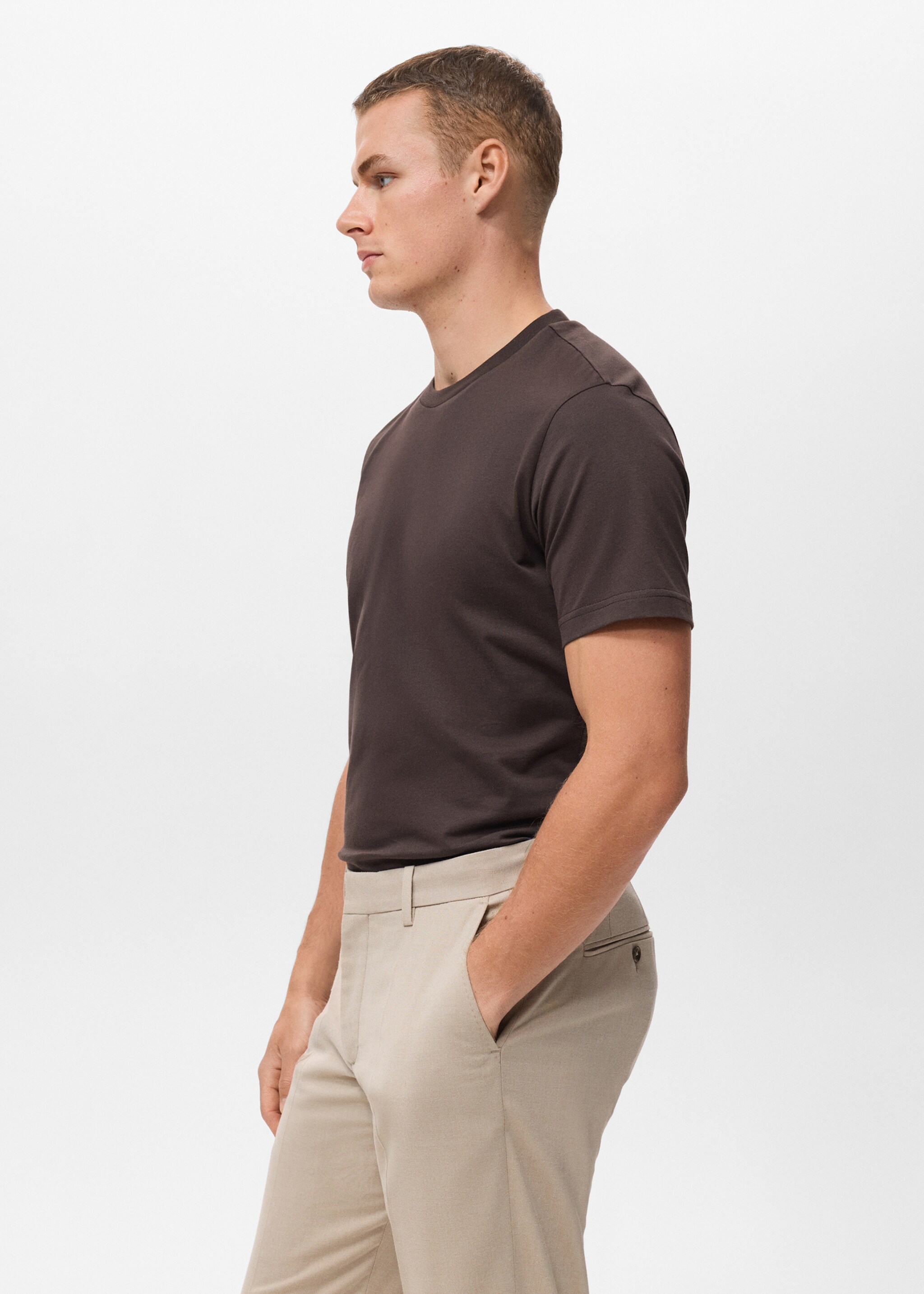 100% cotton slim-fit t-shirt - Details of the article 2, Chocolate. Ref: 17031230-00.