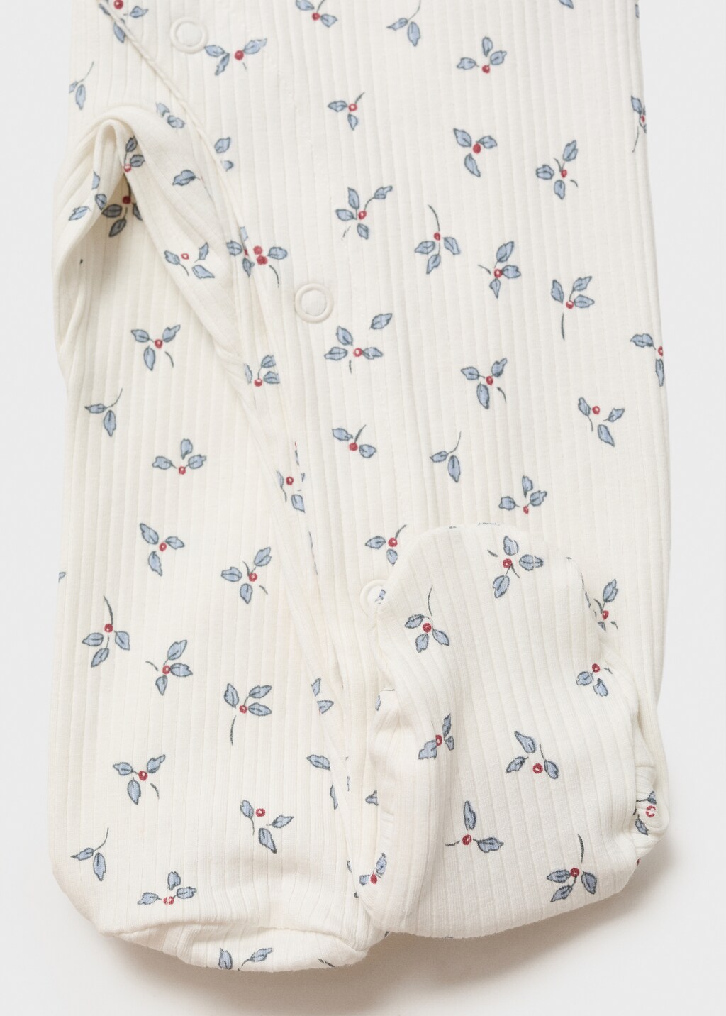 Pajamas with flowers and baby neck