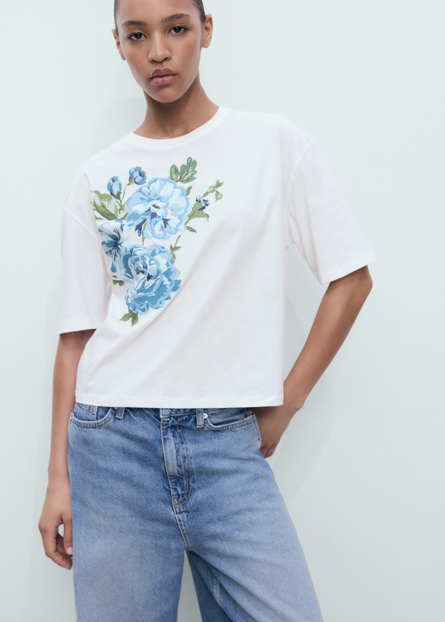 Blommig t-shirt i bomull - Bild av mittparti