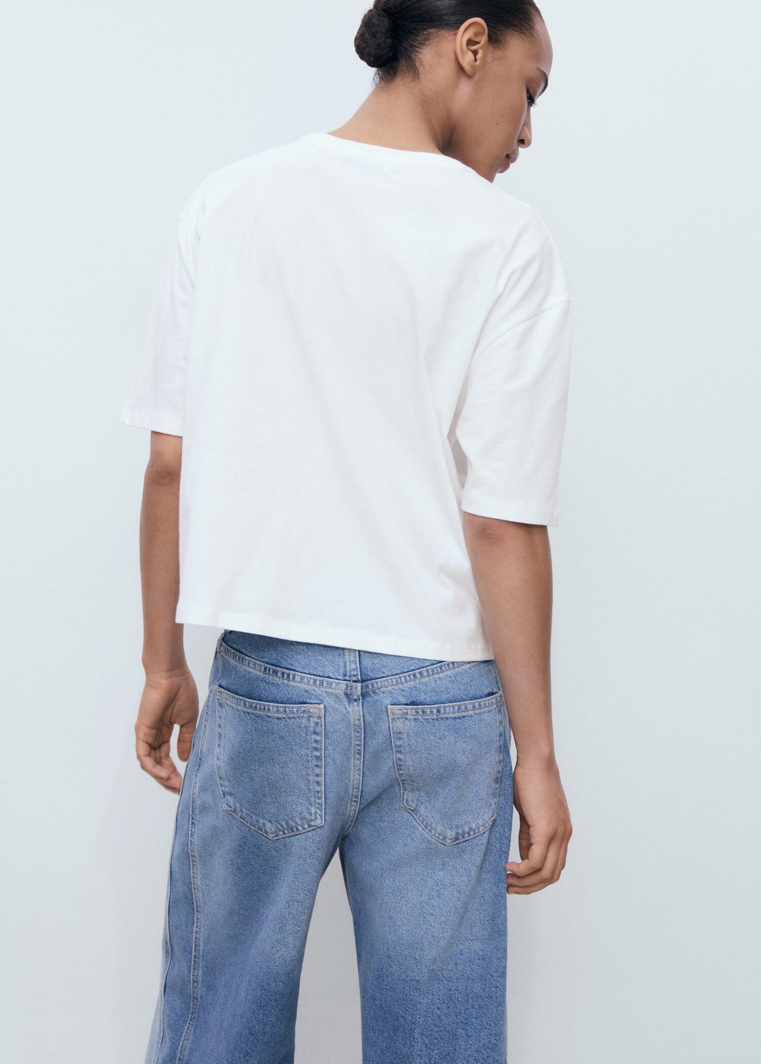 Blommig t-shirt i bomull - Artikelns baksida