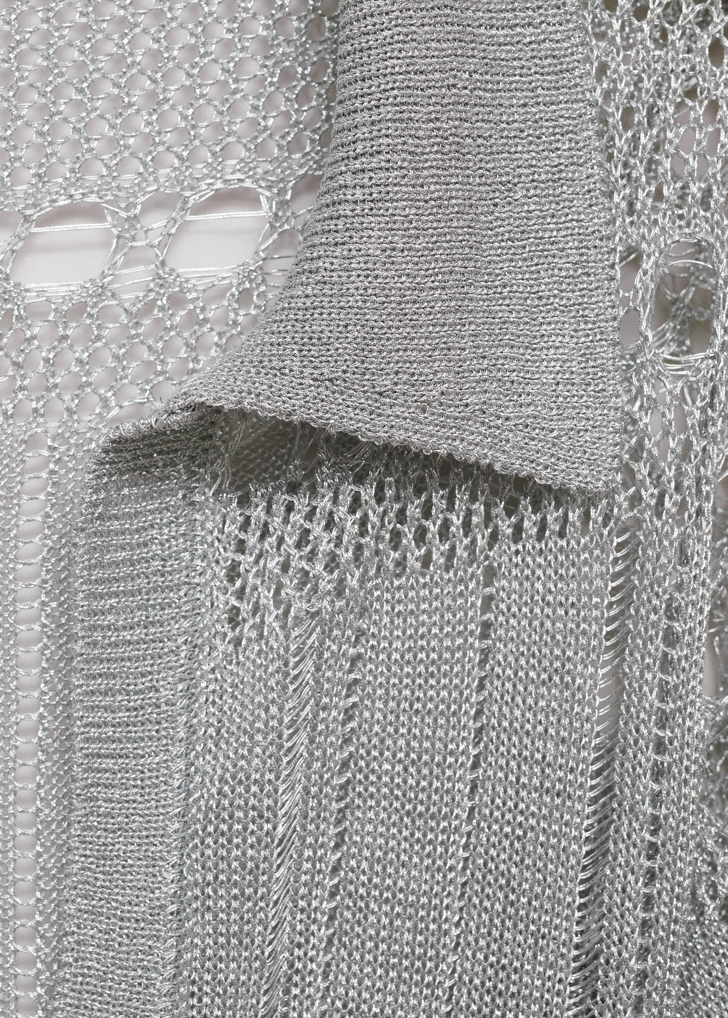 Kurzes Lurex-Kleid mit durchbrochenen Details - Detail des Artikels 8