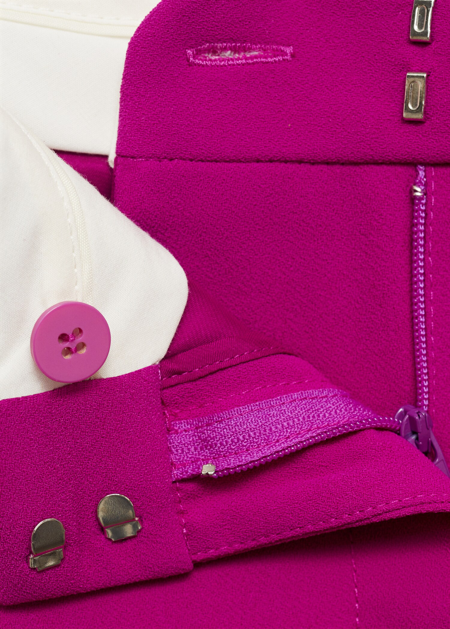 Broek met bandplooidetail - Detail van het artikel 8