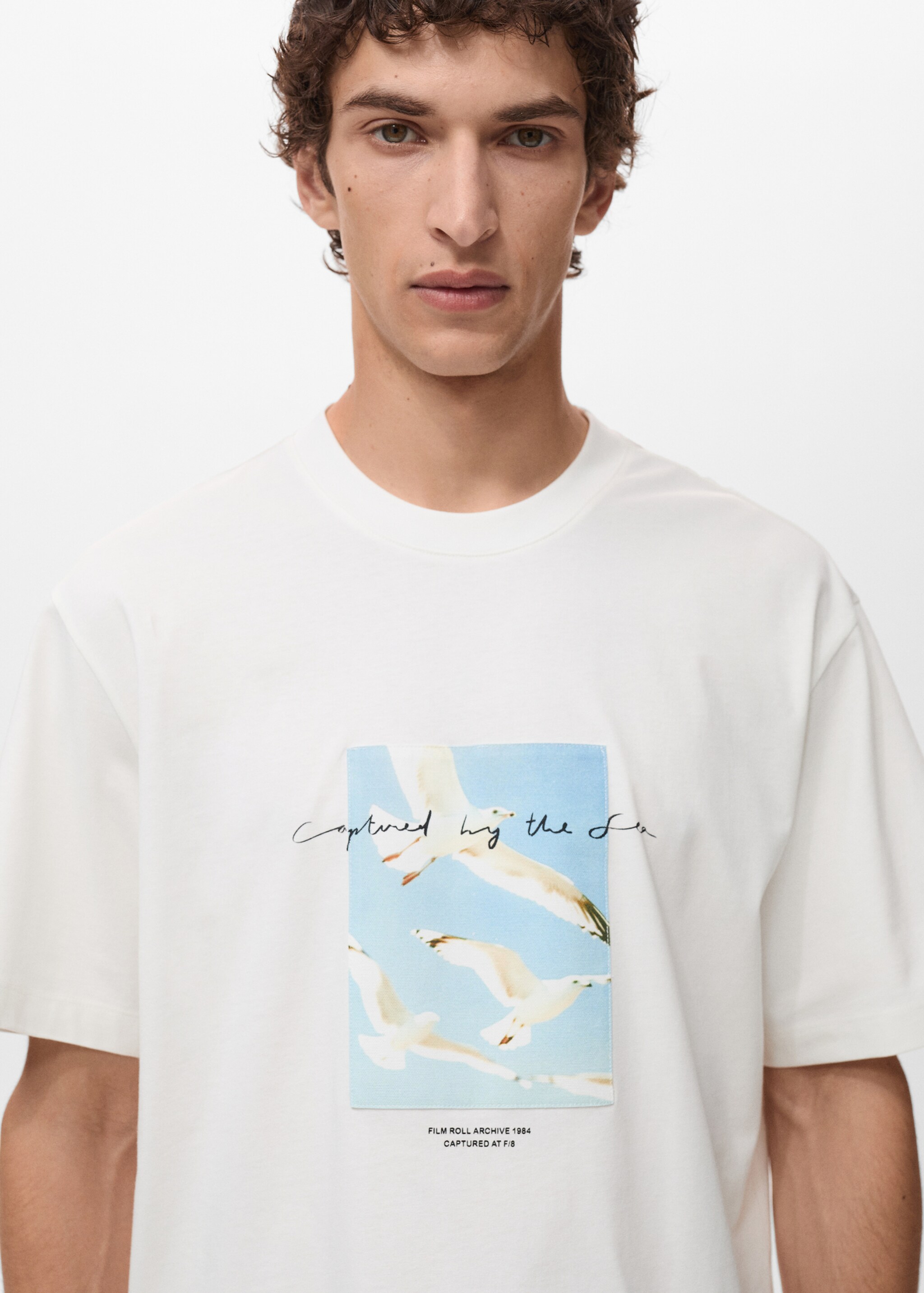T-shirt met bedrukte patch - Detail van het artikel 1
