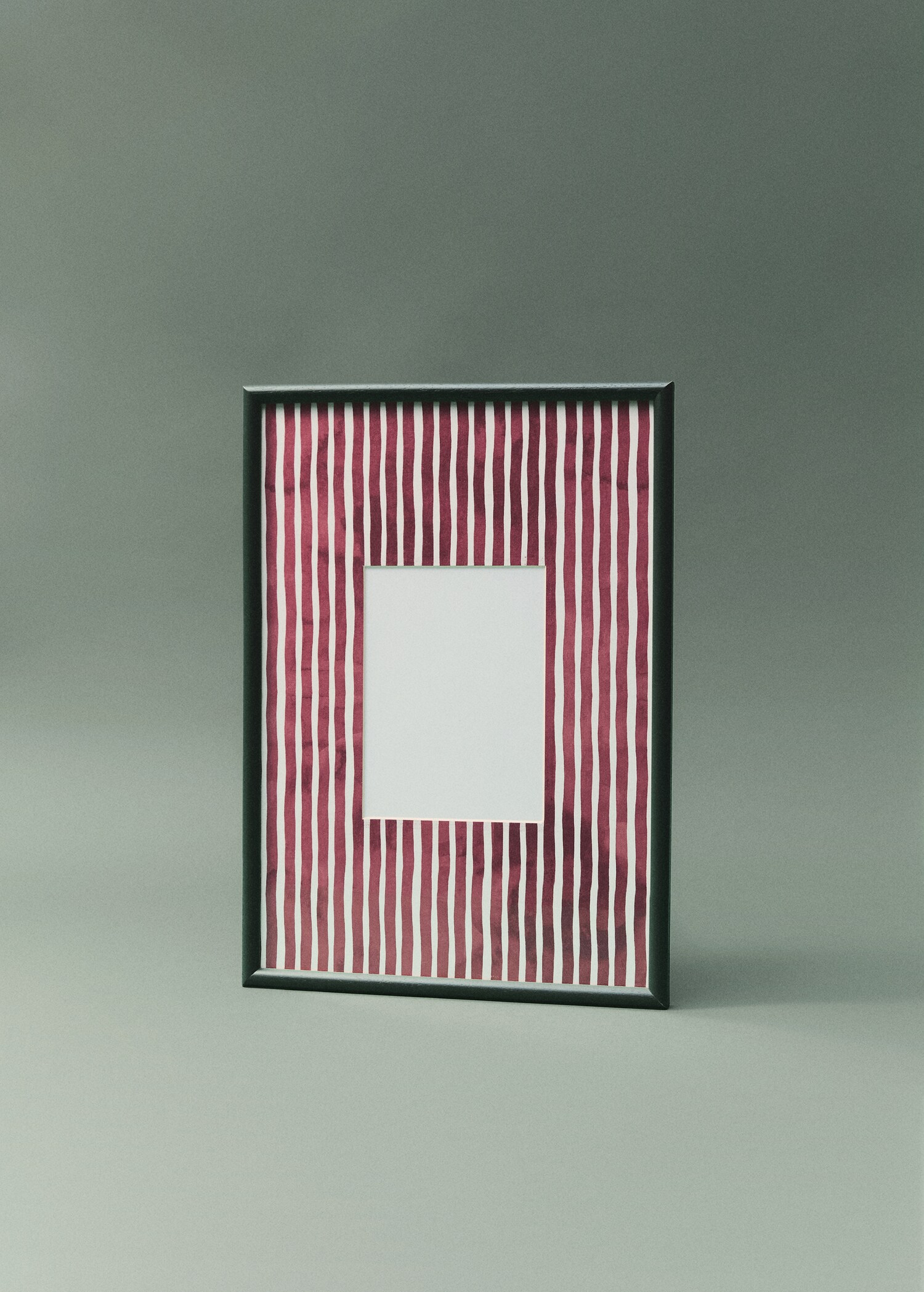 Wooden frame with large lines - Details of the article 6